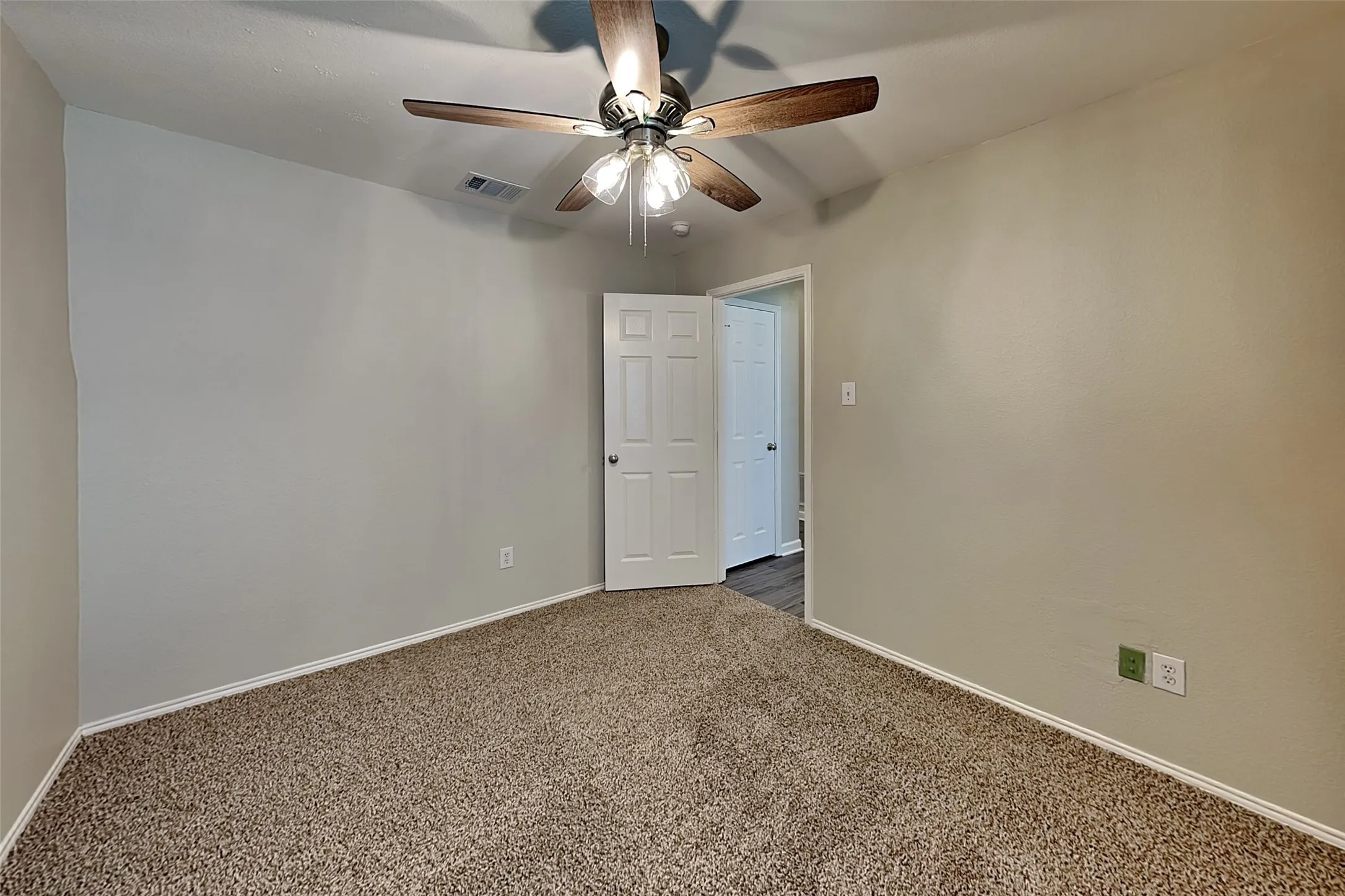 Single Family Residence For Rent in Tarrant County , 3040 Spotted Owl Drive, Fort Worth, Texas 76244, 3 Bedroom, 2 Bathroom, 2 Garage spaces, 1,414 Sqft, built in 2005, mls#21364191, Real Estate Agent in Fort Worth, Homes For Rent in Tarrant county, Homes For Rent in Fort Worth, Realtor in Fort Worth Texas, Real Estate Brokerage Independent Realty Texas, Luminita Cordes Realtor