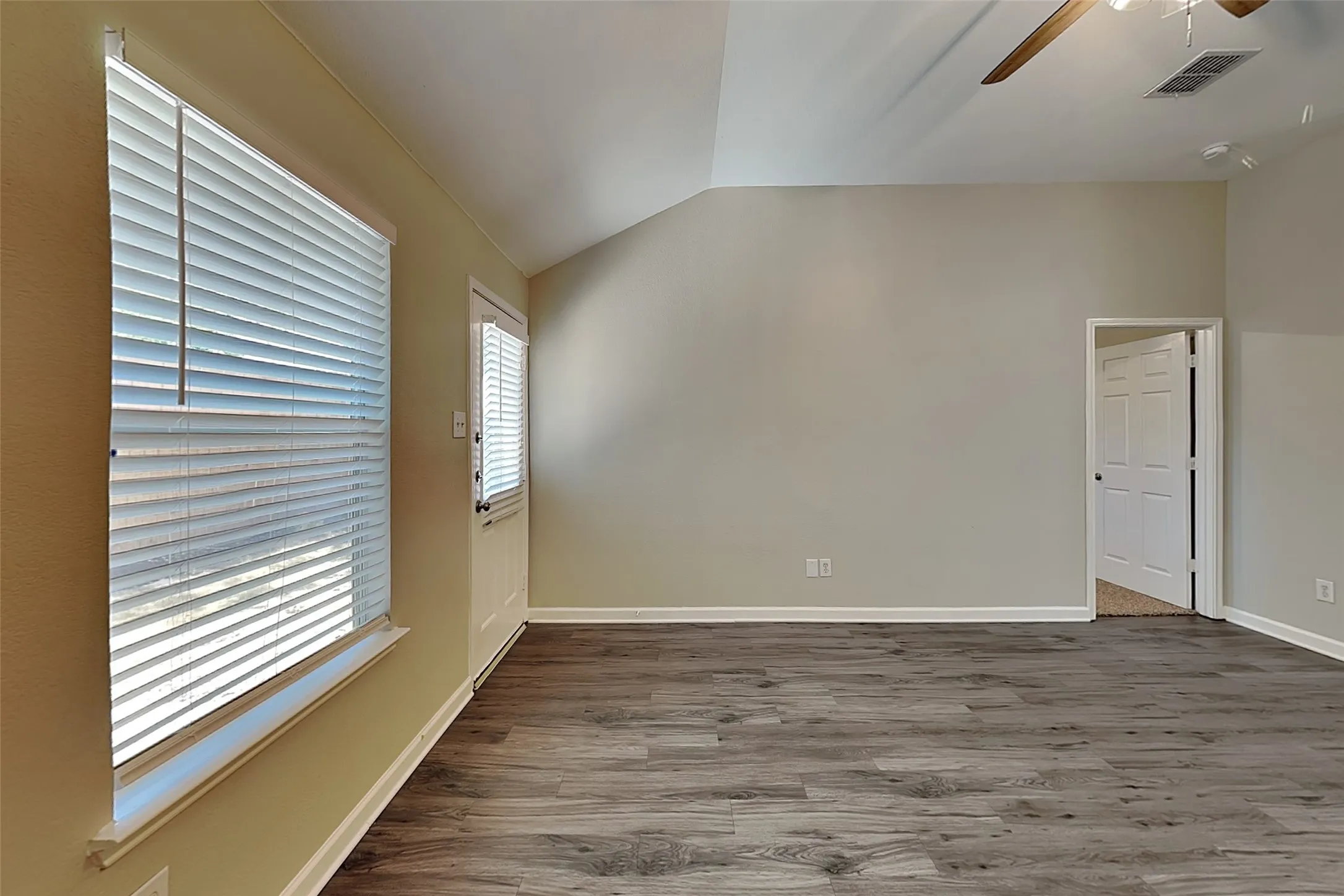 Single Family Residence For Rent in Tarrant County , 3040 Spotted Owl Drive, Fort Worth, Texas 76244, 3 Bedroom, 2 Bathroom, 2 Garage spaces, 1,414 Sqft, built in 2005, mls#21364191, Real Estate Agent in Fort Worth, Homes For Rent in Tarrant county, Homes For Rent in Fort Worth, Realtor in Fort Worth Texas, Real Estate Brokerage Independent Realty Texas, Luminita Cordes Realtor