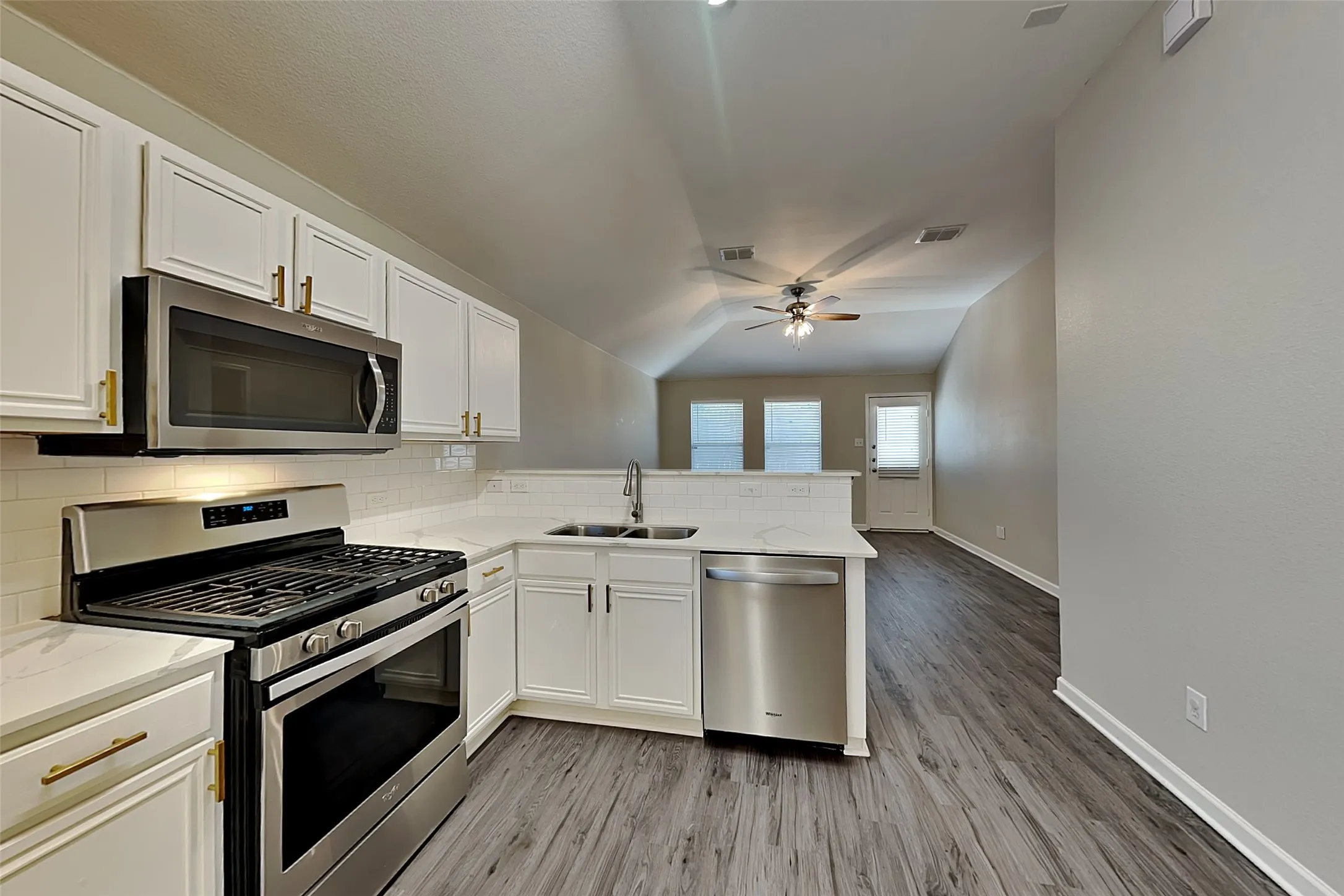 Single Family Residence For Rent in Tarrant County , 3040 Spotted Owl Drive, Fort Worth, Texas 76244, 3 Bedroom, 2 Bathroom, 2 Garage spaces, 1,414 Sqft, built in 2005, mls#21364191, Real Estate Agent in Fort Worth, Homes For Rent in Tarrant county, Homes For Rent in Fort Worth, Realtor in Fort Worth Texas, Real Estate Brokerage Independent Realty Texas, Luminita Cordes Realtor