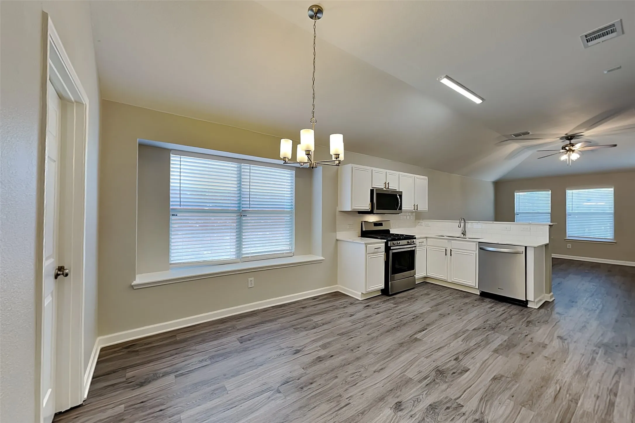 Single Family Residence For Rent in Tarrant County , 3040 Spotted Owl Drive, Fort Worth, Texas 76244, 3 Bedroom, 2 Bathroom, 2 Garage spaces, 1,414 Sqft, built in 2005, mls#21364191, Real Estate Agent in Fort Worth, Homes For Rent in Tarrant county, Homes For Rent in Fort Worth, Realtor in Fort Worth Texas, Real Estate Brokerage Independent Realty Texas, Luminita Cordes Realtor