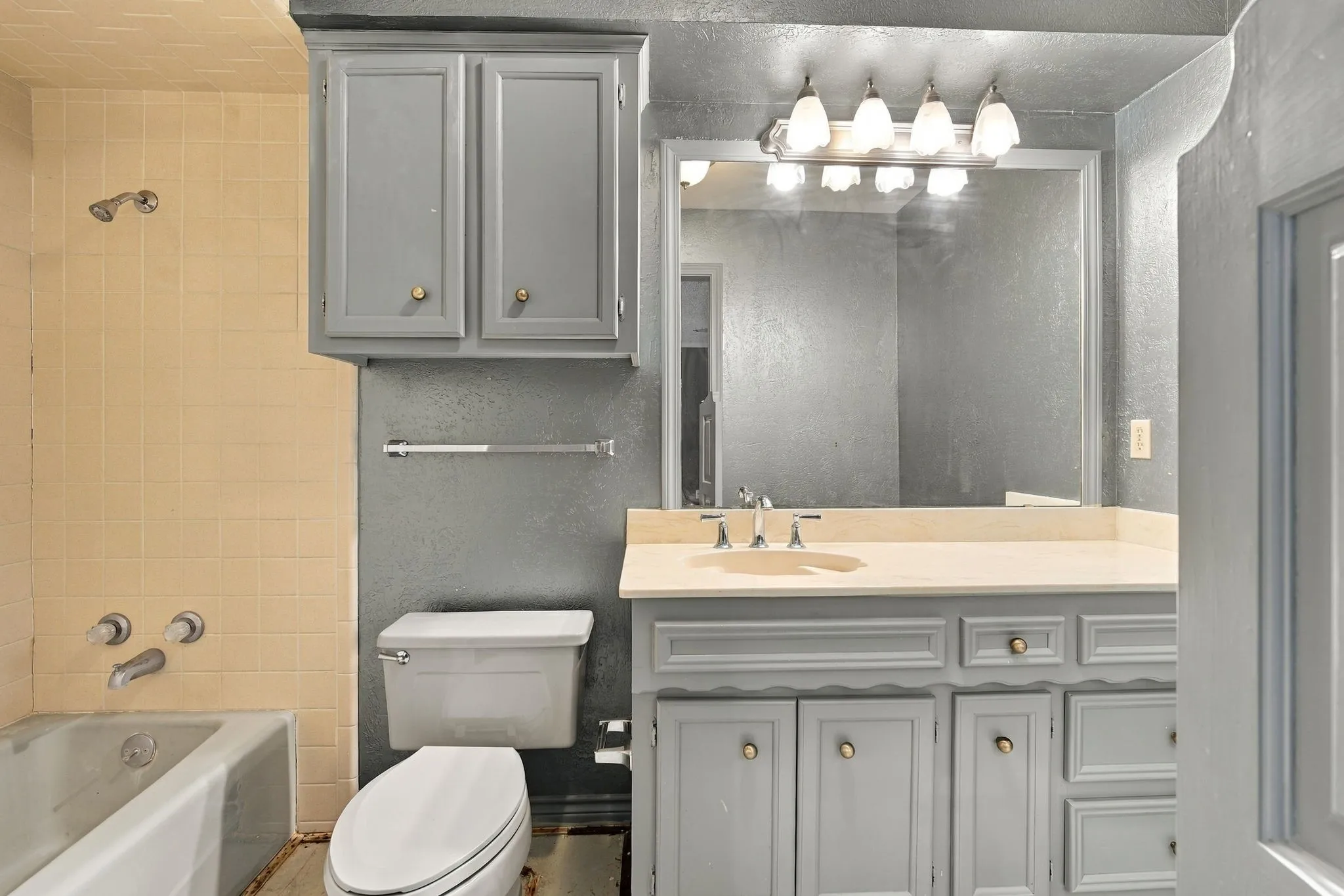 full bath connecting to the largest of the secondary bedrooms.