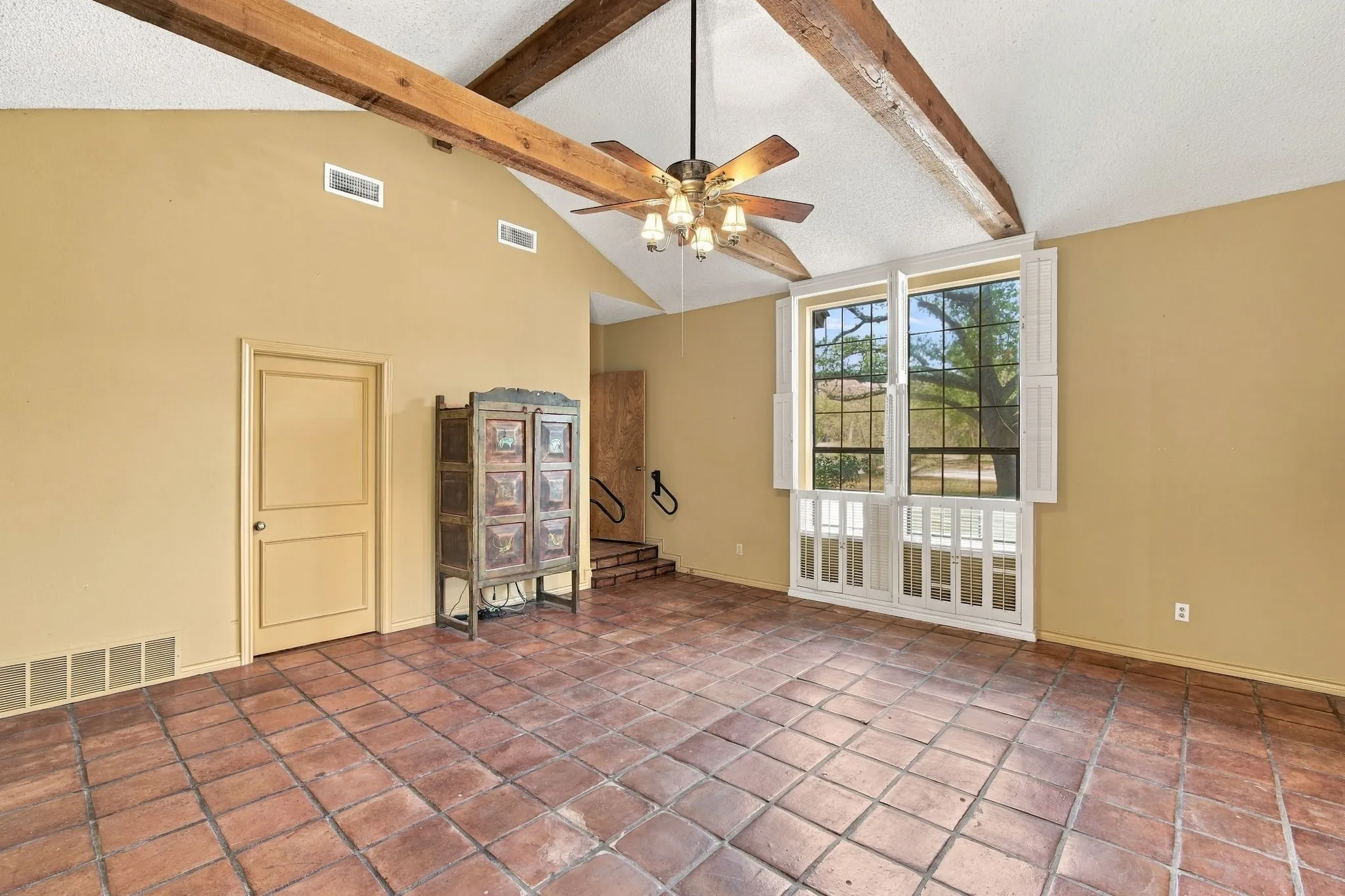 Single Family Residence For Sale in Ellis County , 7210 Shiloh Road, Midlothian, Texas 76065, 5 Bedroom, 5 Bathroom, Garage spaces, 4,355 Sqft, built in 1980, mls#21363688, Real Estate Agent in Midlothian, Homes For Sale in Ellis county, Homes For Sale in Midlothian, Realtor in Midlothian Texas, Real Estate Brokerage Independent Realty Texas, Luminita Cordes Realtor