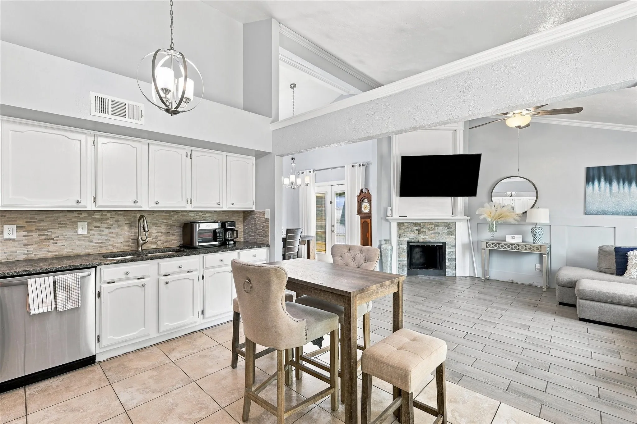 Single Family Residence For Sale in Dallas County , 420 Vincent Street, Cedar Hill, Texas 75104, 3 Bedroom, 2 Bathroom, 2 Garage spaces, 1,464 Sqft, built in 1984, mls#21223997, Real Estate Agent in Cedar Hill, Homes For Sale in Dallas county, Homes For Sale in Cedar Hill, Realtor in Cedar Hill Texas, Real Estate Brokerage Independent Realty Texas, Luminita Cordes Realtor