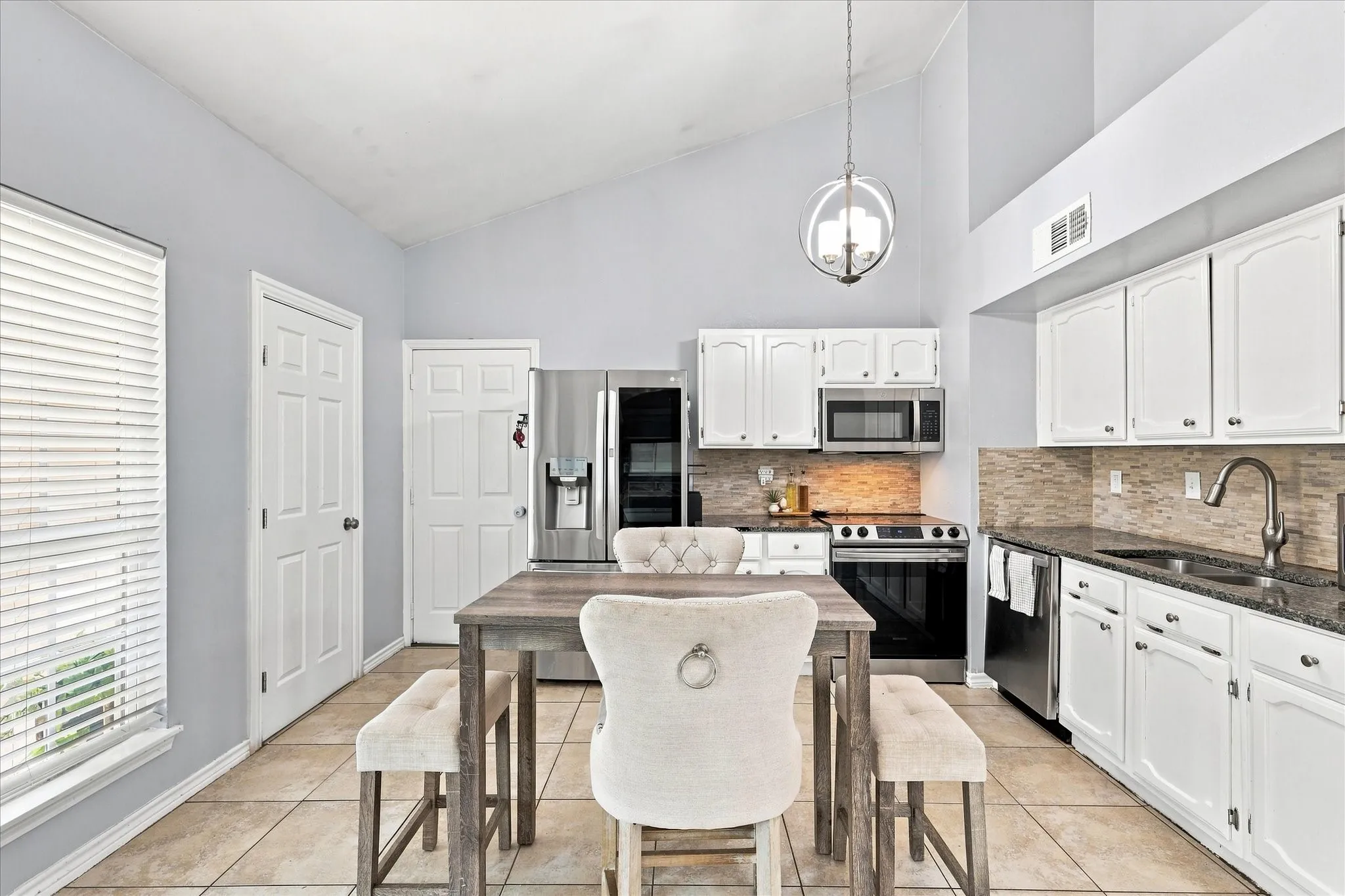 Single Family Residence For Sale in Dallas County , 420 Vincent Street, Cedar Hill, Texas 75104, 3 Bedroom, 2 Bathroom, 2 Garage spaces, 1,464 Sqft, built in 1984, mls#21223997, Real Estate Agent in Cedar Hill, Homes For Sale in Dallas county, Homes For Sale in Cedar Hill, Realtor in Cedar Hill Texas, Real Estate Brokerage Independent Realty Texas, Luminita Cordes Realtor