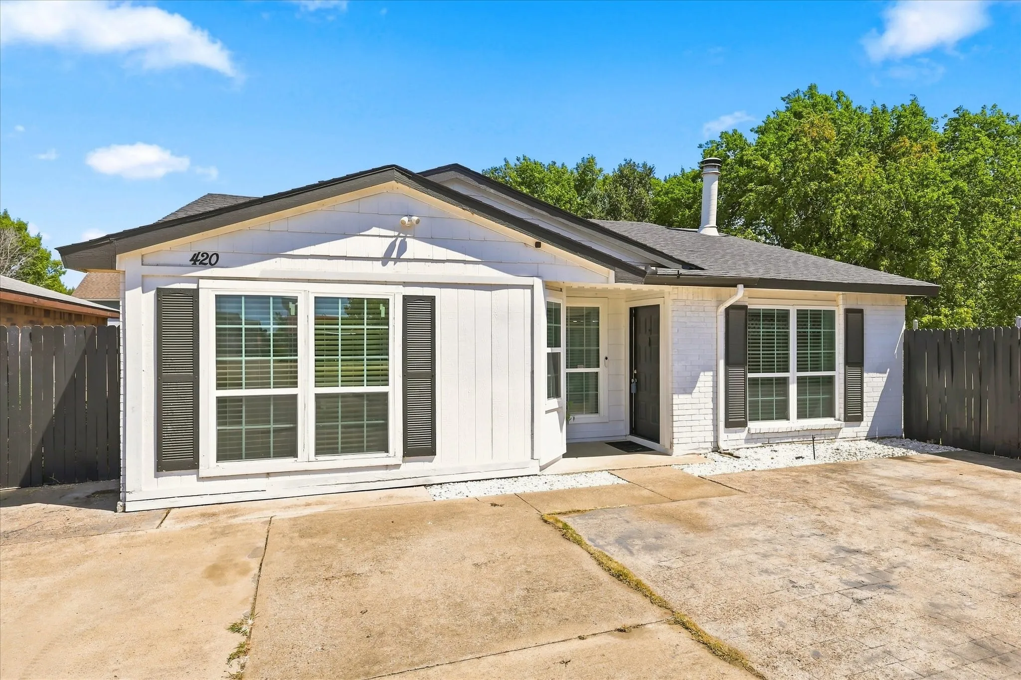 Single Family Residence For Sale in Dallas County , 420 Vincent Street, Cedar Hill, Texas 75104, 3 Bedroom, 2 Bathroom, 2 Garage spaces, 1,464 Sqft, built in 1984, mls#21223997, Real Estate Agent in Cedar Hill, Homes For Sale in Dallas county, Homes For Sale in Cedar Hill, Realtor in Cedar Hill Texas, Real Estate Brokerage Independent Realty Texas, Luminita Cordes Realtor