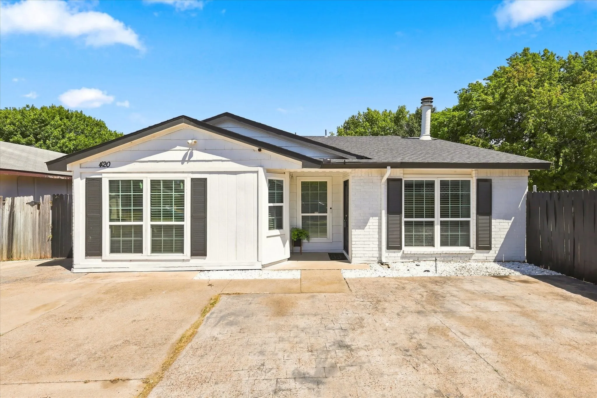 Single Family Residence For Sale in Dallas County , 420 Vincent Street, Cedar Hill, Texas 75104, 3 Bedroom, 2 Bathroom, 2 Garage spaces, 1,464 Sqft, built in 1984, mls#21223997, Real Estate Agent in Cedar Hill, Homes For Sale in Dallas county, Homes For Sale in Cedar Hill, Realtor in Cedar Hill Texas, Real Estate Brokerage Independent Realty Texas, Luminita Cordes Realtor