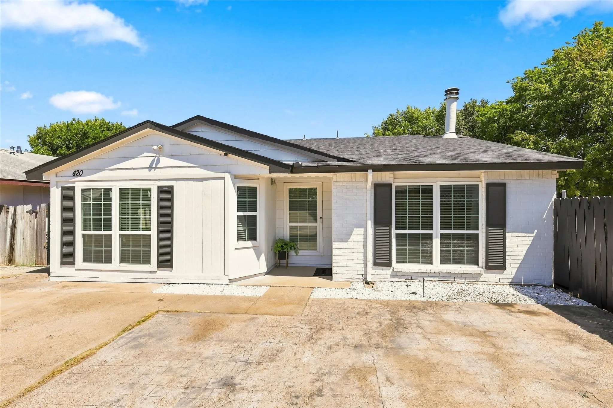 Single Family Residence For Sale in Dallas County , 420 Vincent Street, Cedar Hill, Texas 75104, 3 Bedroom, 2 Bathroom, 2 Garage spaces, 1,464 Sqft, built in 1984, mls#21223997, Real Estate Agent in Cedar Hill, Homes For Sale in Dallas county, Homes For Sale in Cedar Hill, Realtor in Cedar Hill Texas, Real Estate Brokerage Independent Realty Texas, Luminita Cordes Realtor