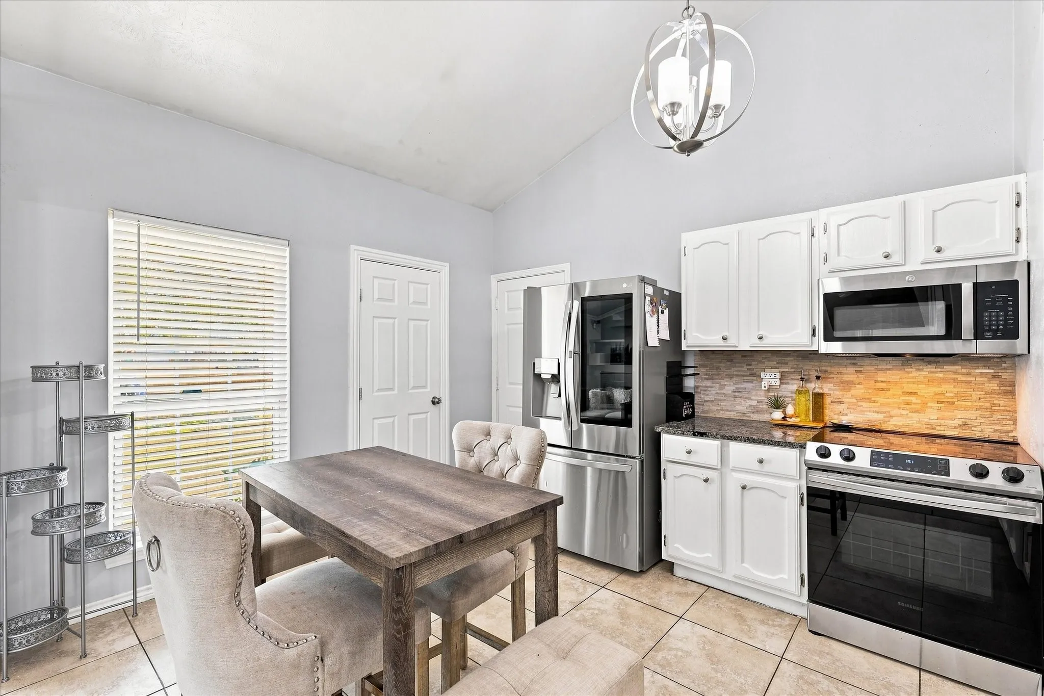 Single Family Residence For Sale in Dallas County , 420 Vincent Street, Cedar Hill, Texas 75104, 3 Bedroom, 2 Bathroom, 2 Garage spaces, 1,464 Sqft, built in 1984, mls#21223997, Real Estate Agent in Cedar Hill, Homes For Sale in Dallas county, Homes For Sale in Cedar Hill, Realtor in Cedar Hill Texas, Real Estate Brokerage Independent Realty Texas, Luminita Cordes Realtor