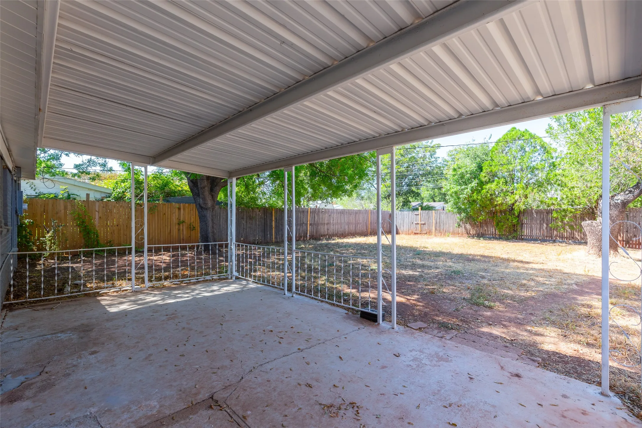 Single Family Residence For Sale in Taylor County , 2142 N Mockingbird Lane, Abilene, Texas 79603, 3 Bedroom, 2 Bathroom, Garage spaces, 1,271 Sqft, built in 1955, mls#21364118, Real Estate Agent in Abilene, Homes For Sale in Taylor county, Homes For Sale in Abilene, Realtor in Abilene Texas, Real Estate Brokerage Independent Realty Texas, Luminita Cordes Realtor