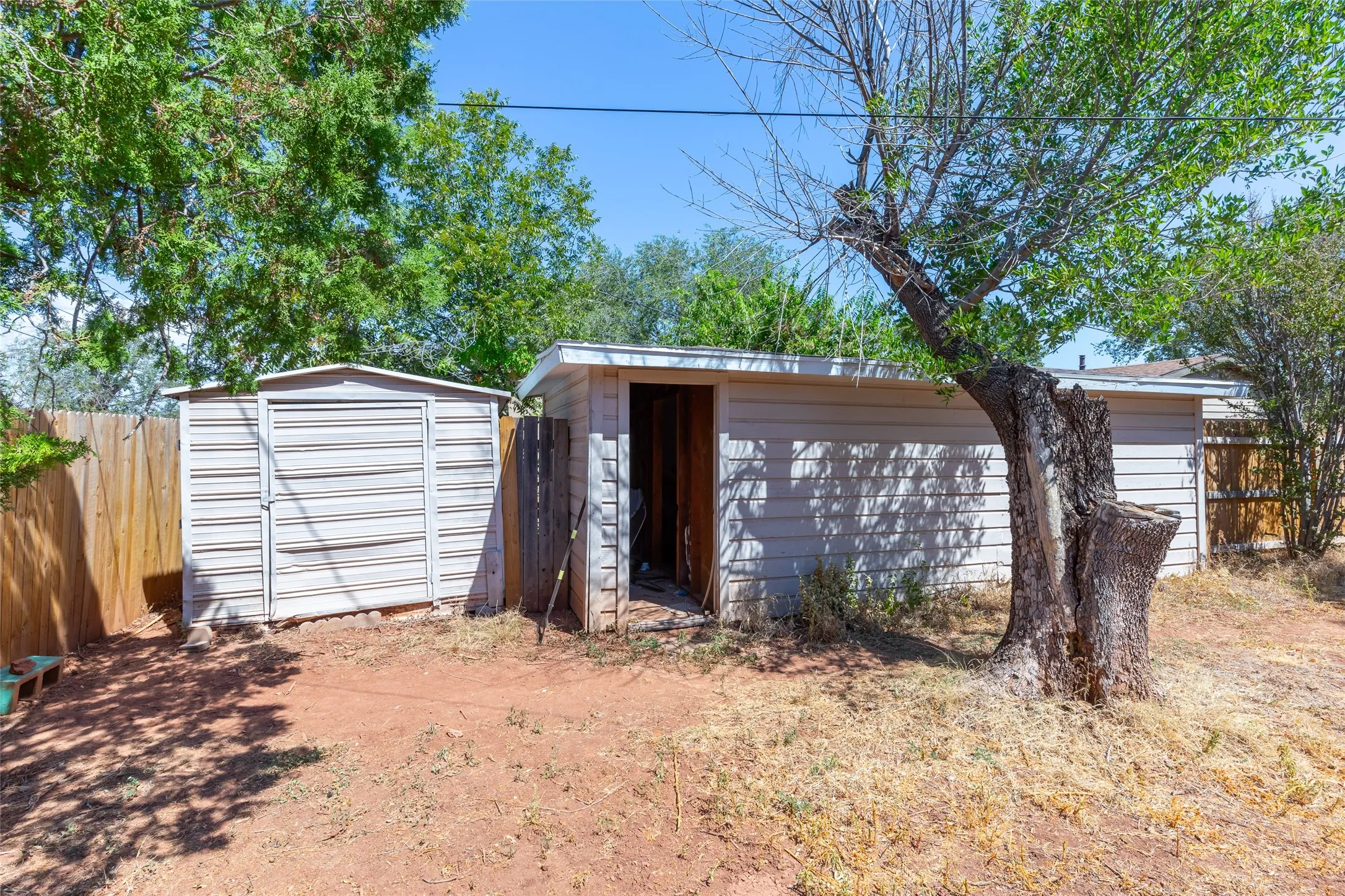 Single Family Residence For Sale in Taylor County , 2142 N Mockingbird Lane, Abilene, Texas 79603, 3 Bedroom, 2 Bathroom, Garage spaces, 1,271 Sqft, built in 1955, mls#21364118, Real Estate Agent in Abilene, Homes For Sale in Taylor county, Homes For Sale in Abilene, Realtor in Abilene Texas, Real Estate Brokerage Independent Realty Texas, Luminita Cordes Realtor