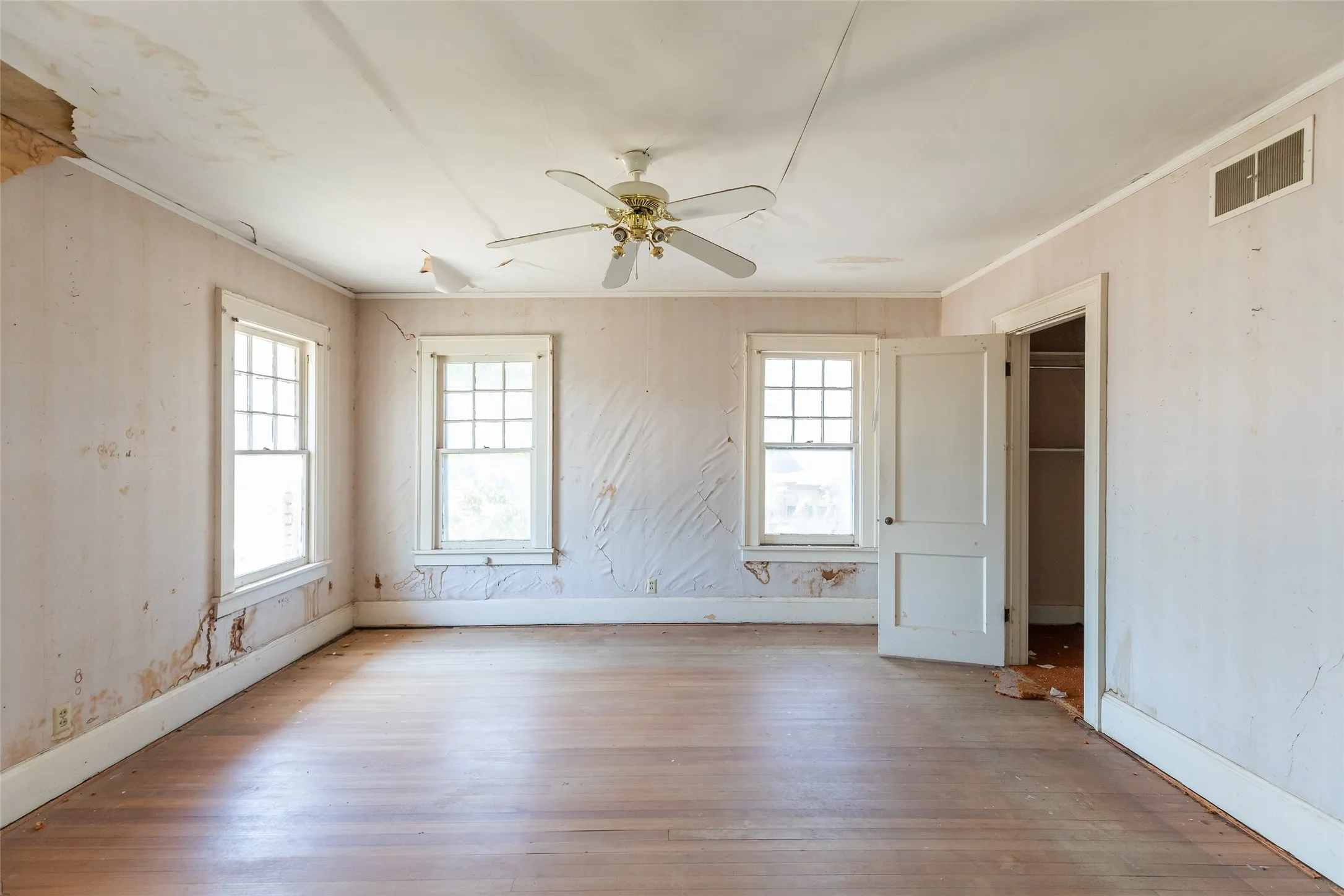 Single Family Residence For Sale in Taylor County , 750 Beech Street, Abilene, Texas 79601, 6 Bedroom, 3 Bathroom, 2 Garage spaces, 2,408 Sqft, built in 1925, mls#21362007, Real Estate Agent in Abilene, Homes For Sale in Taylor county, Homes For Sale in Abilene, Realtor in Abilene Texas, Real Estate Brokerage Independent Realty Texas, Luminita Cordes Realtor