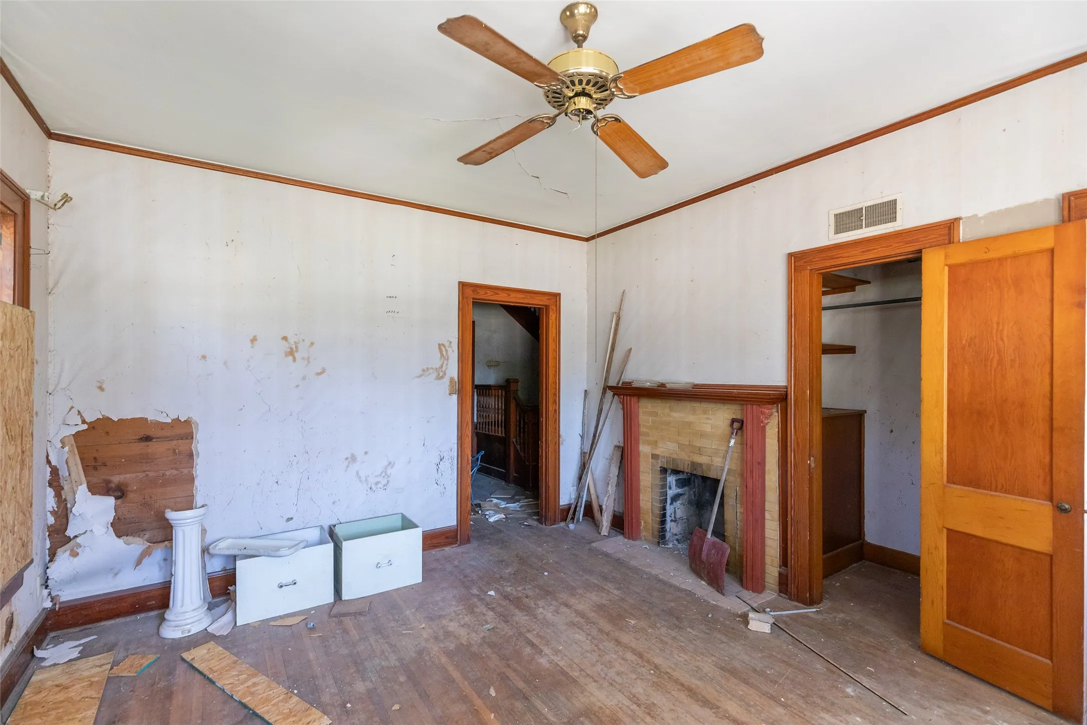 Single Family Residence For Sale in Taylor County , 750 Beech Street, Abilene, Texas 79601, 6 Bedroom, 3 Bathroom, 2 Garage spaces, 2,408 Sqft, built in 1925, mls#21362007, Real Estate Agent in Abilene, Homes For Sale in Taylor county, Homes For Sale in Abilene, Realtor in Abilene Texas, Real Estate Brokerage Independent Realty Texas, Luminita Cordes Realtor