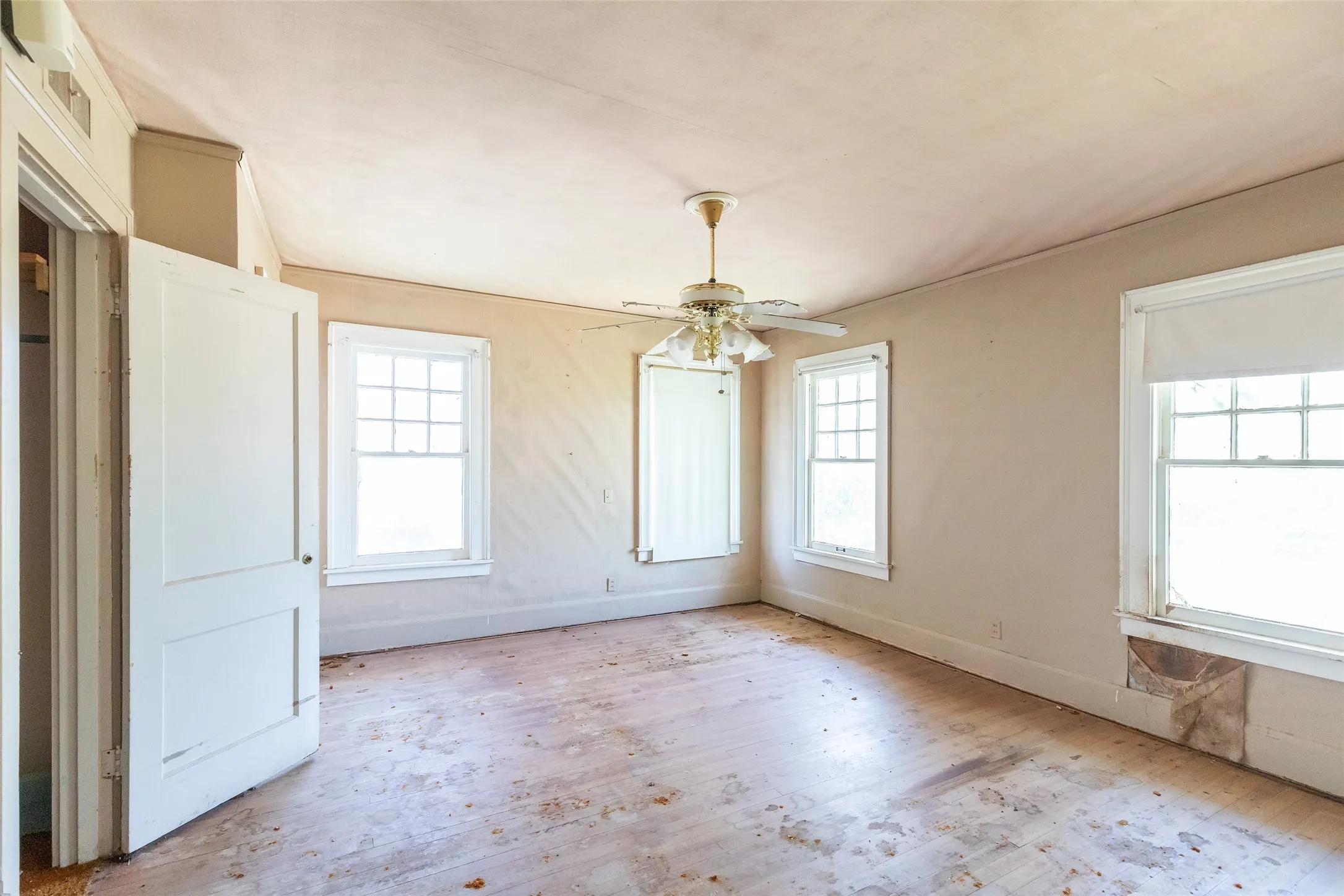 Single Family Residence For Sale in Taylor County , 750 Beech Street, Abilene, Texas 79601, 6 Bedroom, 3 Bathroom, 2 Garage spaces, 2,408 Sqft, built in 1925, mls#21362007, Real Estate Agent in Abilene, Homes For Sale in Taylor county, Homes For Sale in Abilene, Realtor in Abilene Texas, Real Estate Brokerage Independent Realty Texas, Luminita Cordes Realtor
