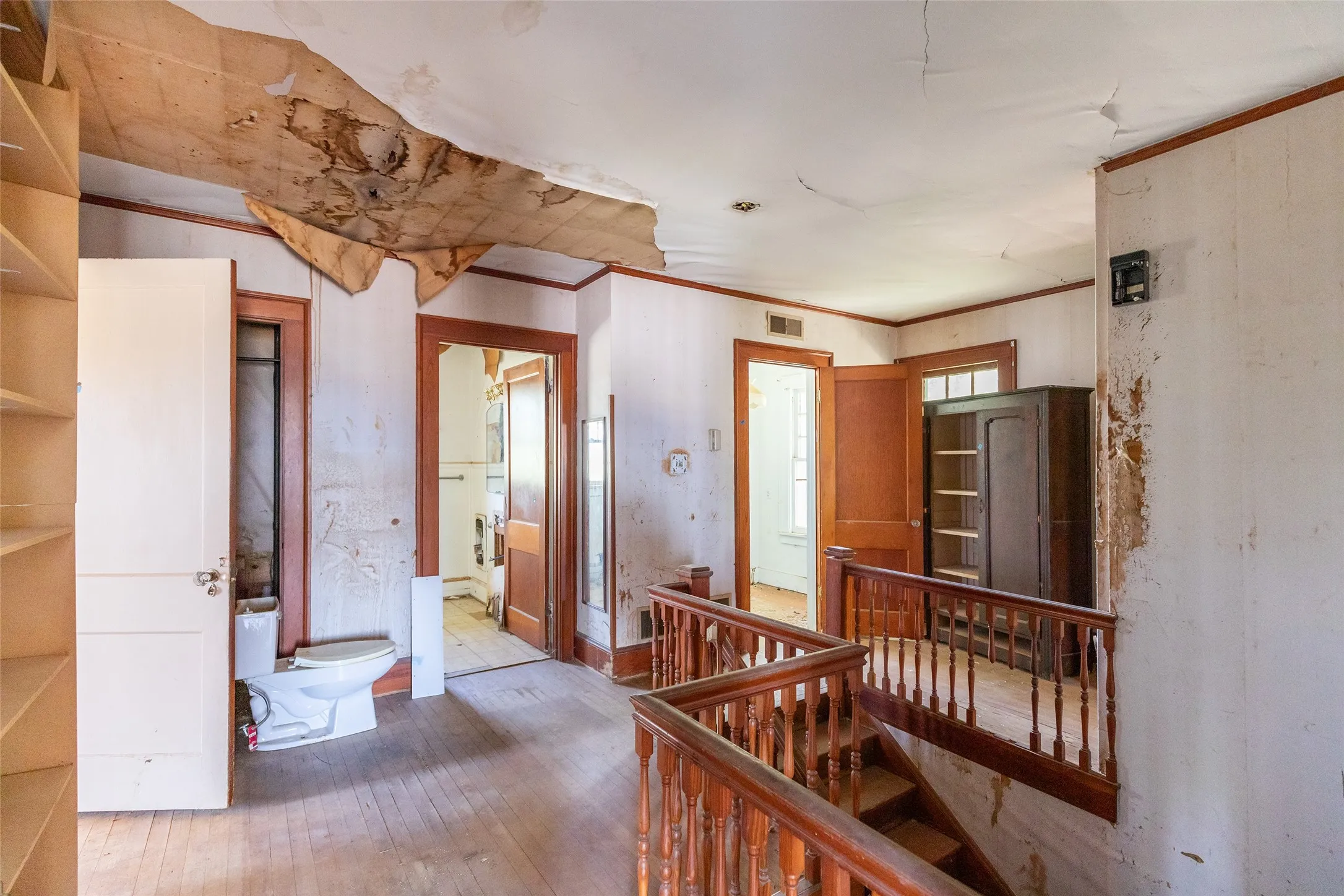 Single Family Residence For Sale in Taylor County , 750 Beech Street, Abilene, Texas 79601, 6 Bedroom, 3 Bathroom, 2 Garage spaces, 2,408 Sqft, built in 1925, mls#21362007, Real Estate Agent in Abilene, Homes For Sale in Taylor county, Homes For Sale in Abilene, Realtor in Abilene Texas, Real Estate Brokerage Independent Realty Texas, Luminita Cordes Realtor