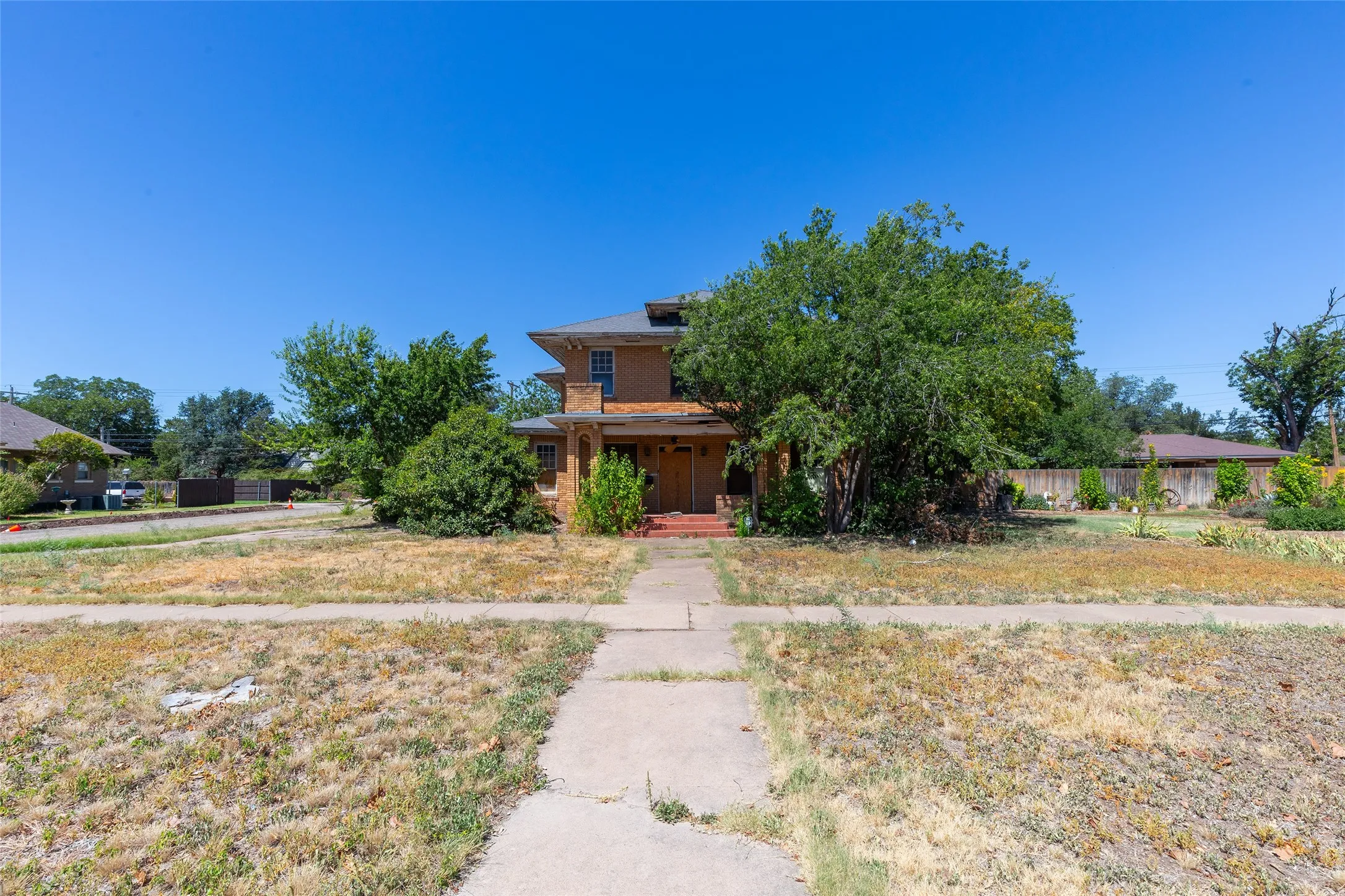 Single Family Residence For Sale in Taylor County , 750 Beech Street, Abilene, Texas 79601, 6 Bedroom, 3 Bathroom, 2 Garage spaces, 2,408 Sqft, built in 1925, mls#21362007, Real Estate Agent in Abilene, Homes For Sale in Taylor county, Homes For Sale in Abilene, Realtor in Abilene Texas, Real Estate Brokerage Independent Realty Texas, Luminita Cordes Realtor