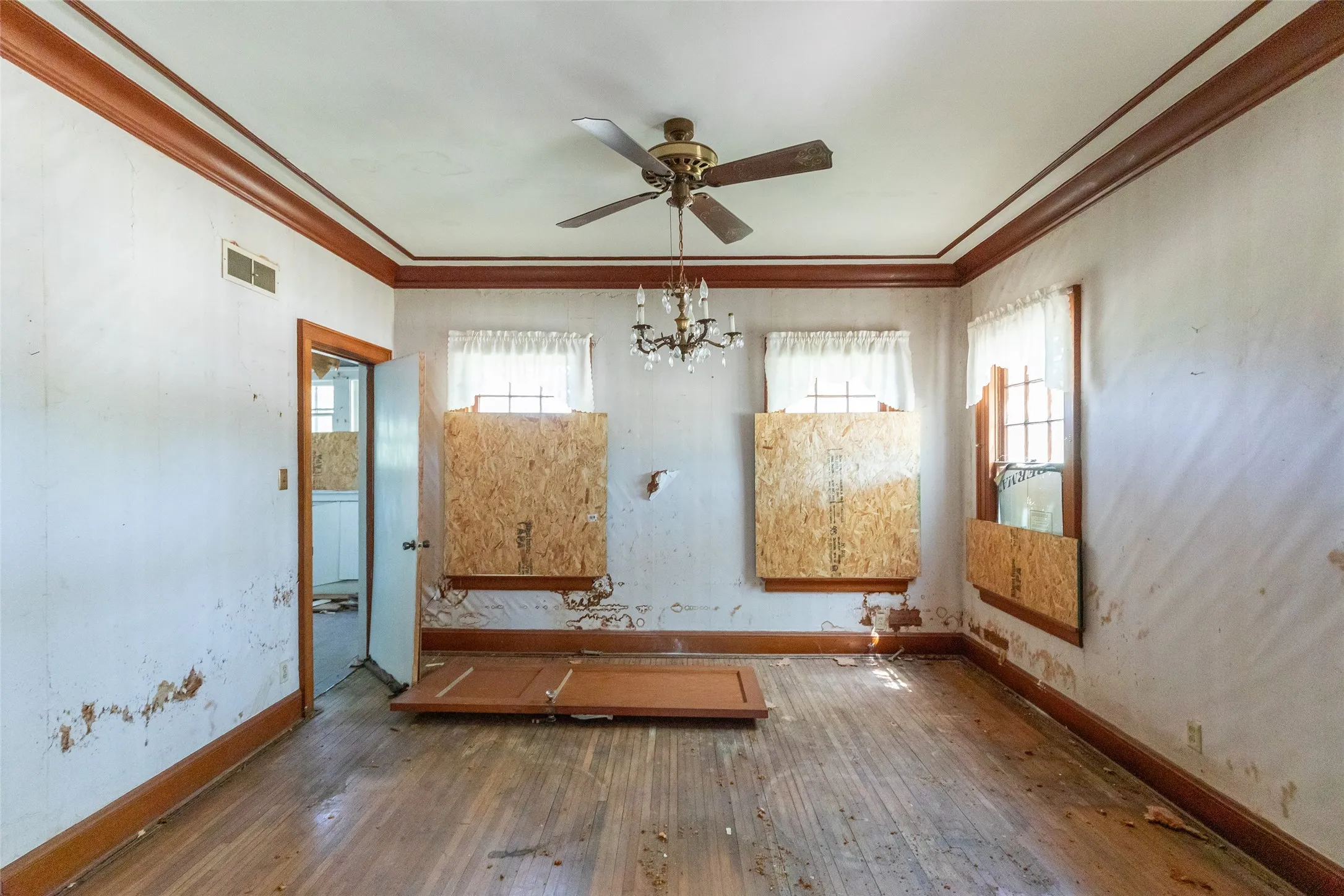 Single Family Residence For Sale in Taylor County , 750 Beech Street, Abilene, Texas 79601, 6 Bedroom, 3 Bathroom, 2 Garage spaces, 2,408 Sqft, built in 1925, mls#21362007, Real Estate Agent in Abilene, Homes For Sale in Taylor county, Homes For Sale in Abilene, Realtor in Abilene Texas, Real Estate Brokerage Independent Realty Texas, Luminita Cordes Realtor