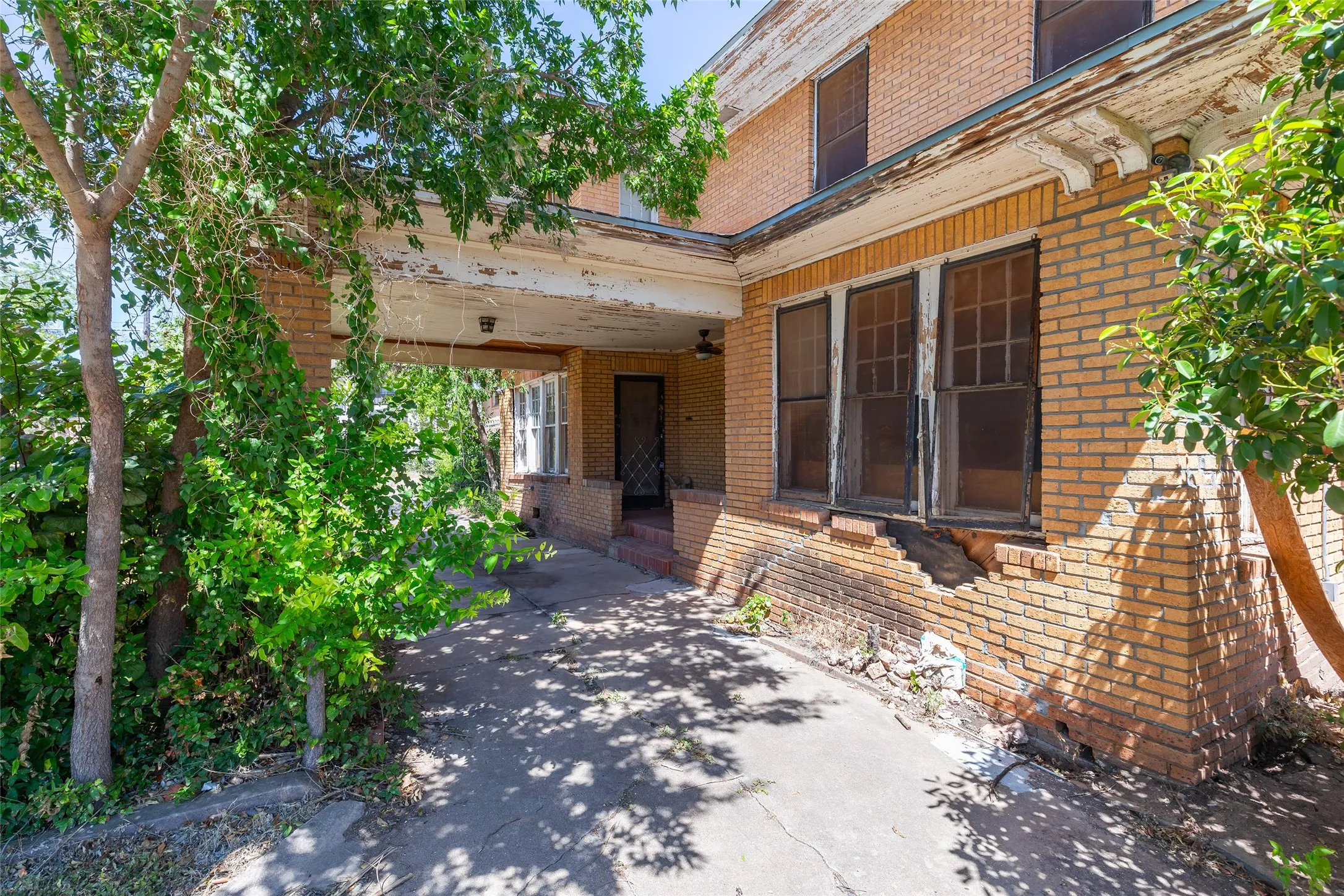 Single Family Residence For Sale in Taylor County , 750 Beech Street, Abilene, Texas 79601, 6 Bedroom, 3 Bathroom, 2 Garage spaces, 2,408 Sqft, built in 1925, mls#21362007, Real Estate Agent in Abilene, Homes For Sale in Taylor county, Homes For Sale in Abilene, Realtor in Abilene Texas, Real Estate Brokerage Independent Realty Texas, Luminita Cordes Realtor