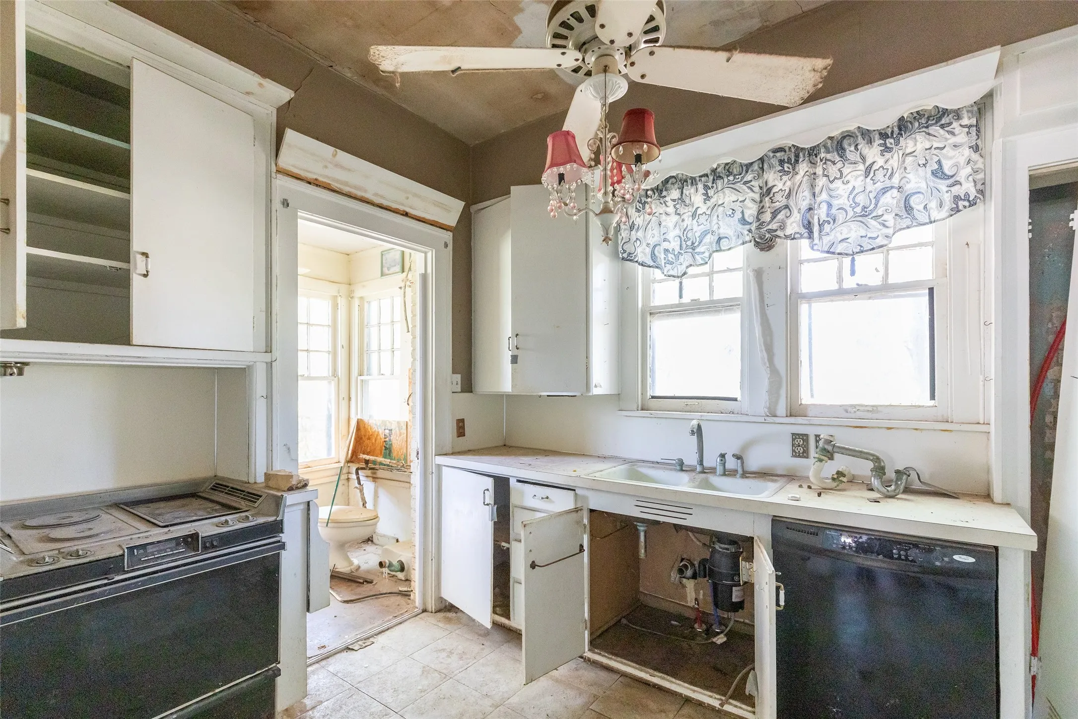 Single Family Residence For Sale in Taylor County , 750 Beech Street, Abilene, Texas 79601, 6 Bedroom, 3 Bathroom, 2 Garage spaces, 2,408 Sqft, built in 1925, mls#21362007, Real Estate Agent in Abilene, Homes For Sale in Taylor county, Homes For Sale in Abilene, Realtor in Abilene Texas, Real Estate Brokerage Independent Realty Texas, Luminita Cordes Realtor
