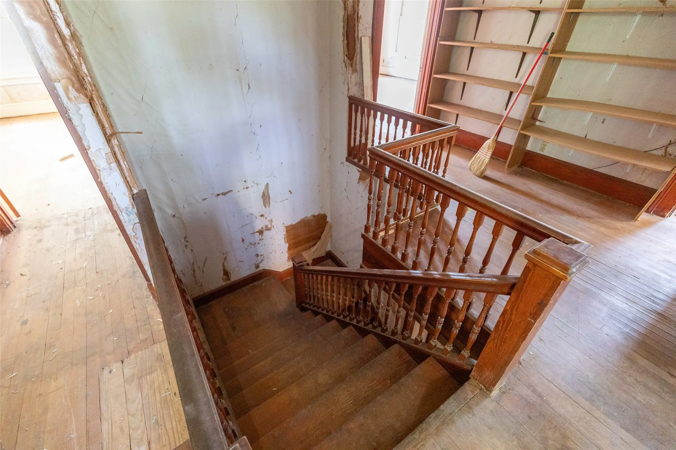 Single Family Residence For Sale in Taylor County , 750 Beech Street, Abilene, Texas 79601, 6 Bedroom, 3 Bathroom, 2 Garage spaces, 2,408 Sqft, built in 1925, mls#21362007, Real Estate Agent in Abilene, Homes For Sale in Taylor county, Homes For Sale in Abilene, Realtor in Abilene Texas, Real Estate Brokerage Independent Realty Texas, Luminita Cordes Realtor