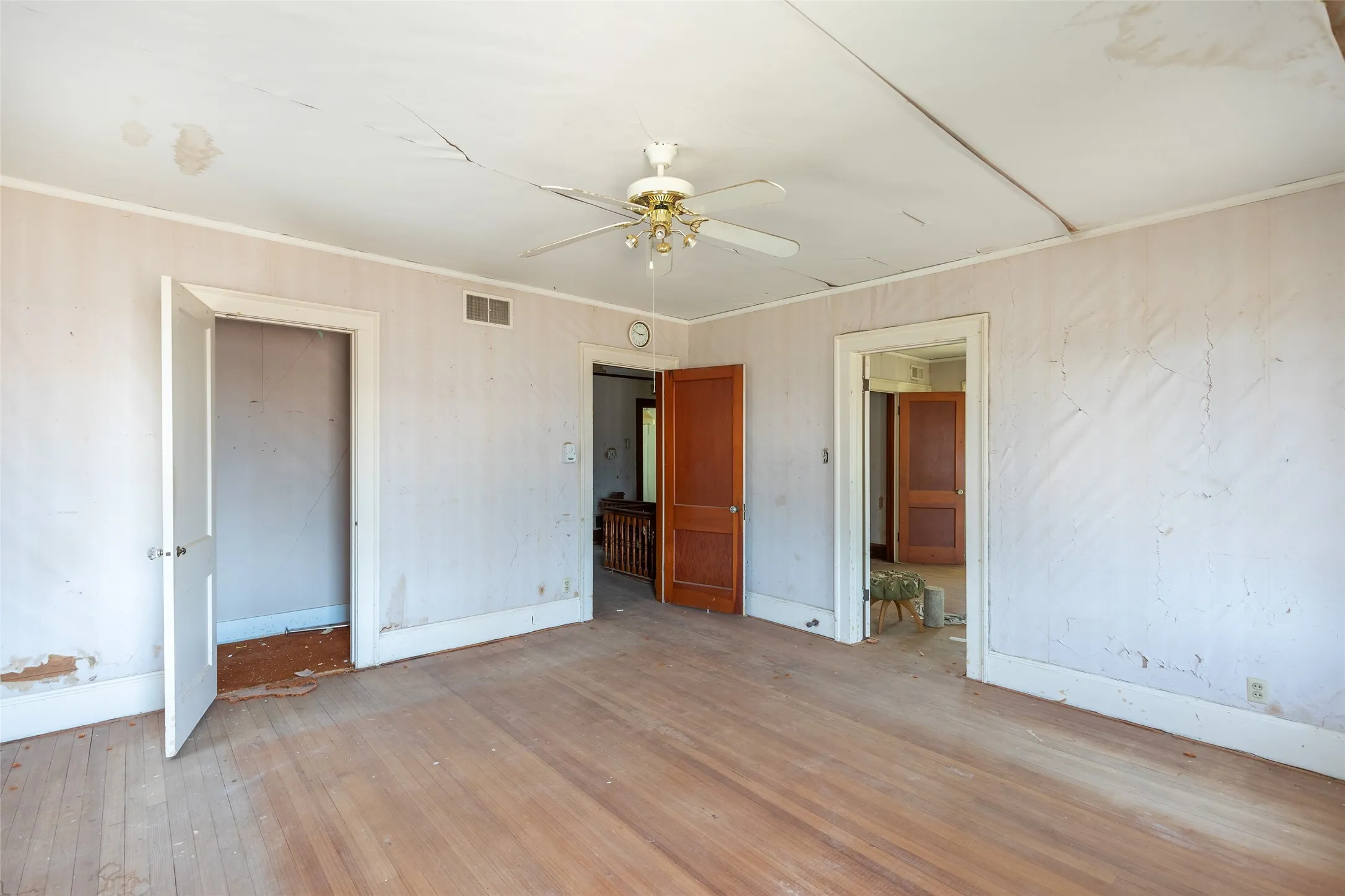 Single Family Residence For Sale in Taylor County , 750 Beech Street, Abilene, Texas 79601, 6 Bedroom, 3 Bathroom, 2 Garage spaces, 2,408 Sqft, built in 1925, mls#21362007, Real Estate Agent in Abilene, Homes For Sale in Taylor county, Homes For Sale in Abilene, Realtor in Abilene Texas, Real Estate Brokerage Independent Realty Texas, Luminita Cordes Realtor