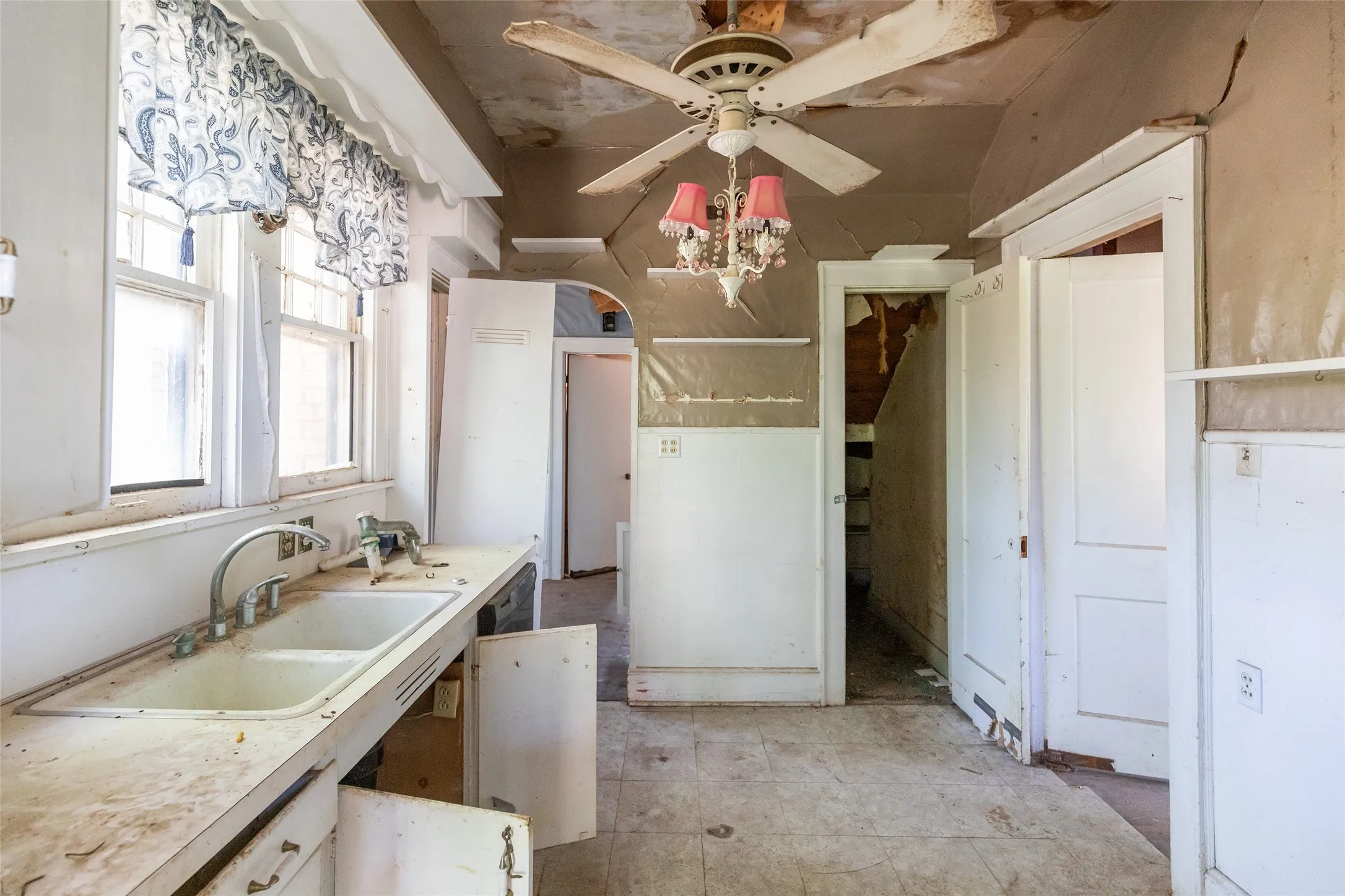 Single Family Residence For Sale in Taylor County , 750 Beech Street, Abilene, Texas 79601, 6 Bedroom, 3 Bathroom, 2 Garage spaces, 2,408 Sqft, built in 1925, mls#21362007, Real Estate Agent in Abilene, Homes For Sale in Taylor county, Homes For Sale in Abilene, Realtor in Abilene Texas, Real Estate Brokerage Independent Realty Texas, Luminita Cordes Realtor
