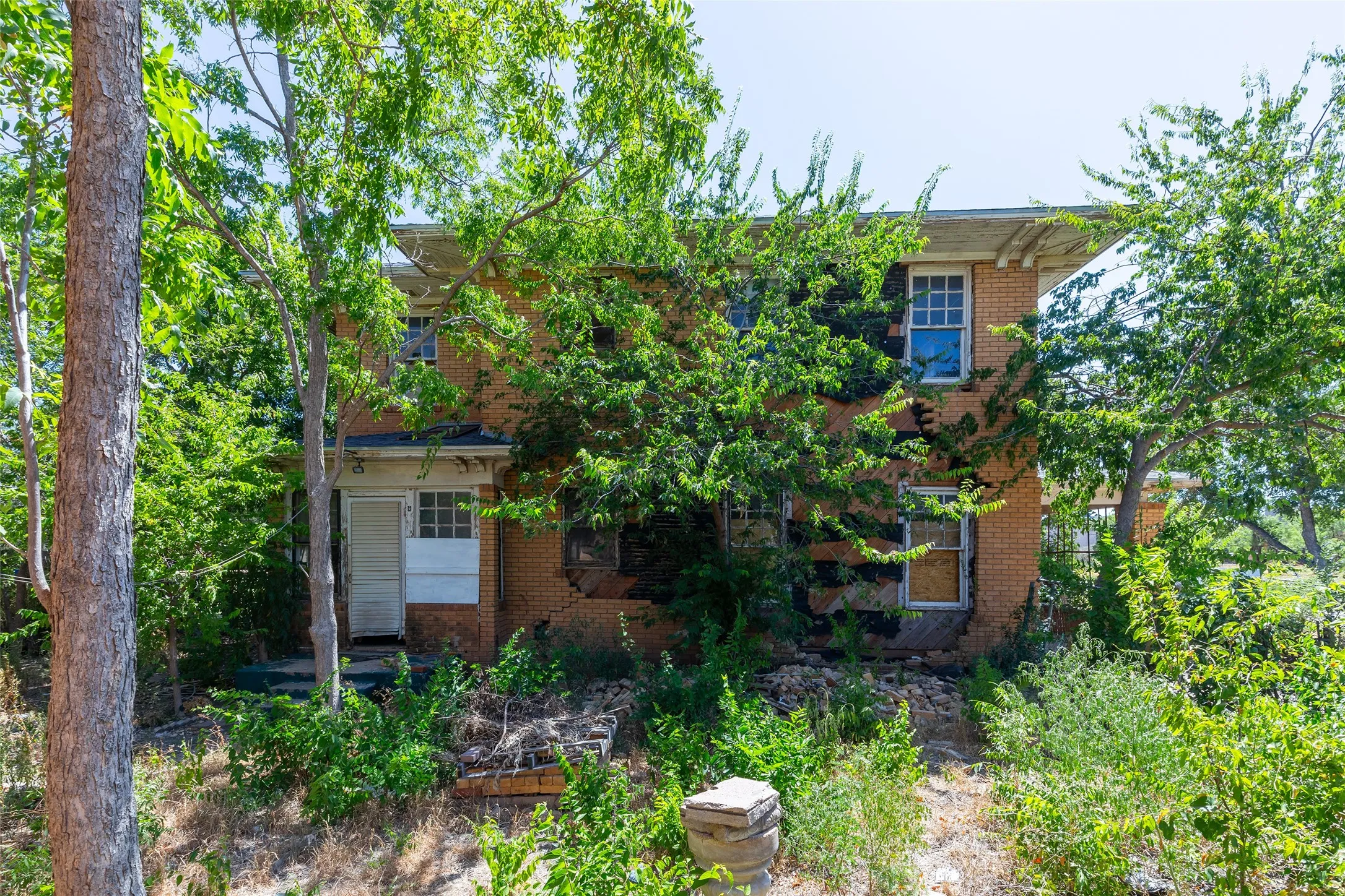 Single Family Residence For Sale in Taylor County , 750 Beech Street, Abilene, Texas 79601, 6 Bedroom, 3 Bathroom, 2 Garage spaces, 2,408 Sqft, built in 1925, mls#21362007, Real Estate Agent in Abilene, Homes For Sale in Taylor county, Homes For Sale in Abilene, Realtor in Abilene Texas, Real Estate Brokerage Independent Realty Texas, Luminita Cordes Realtor