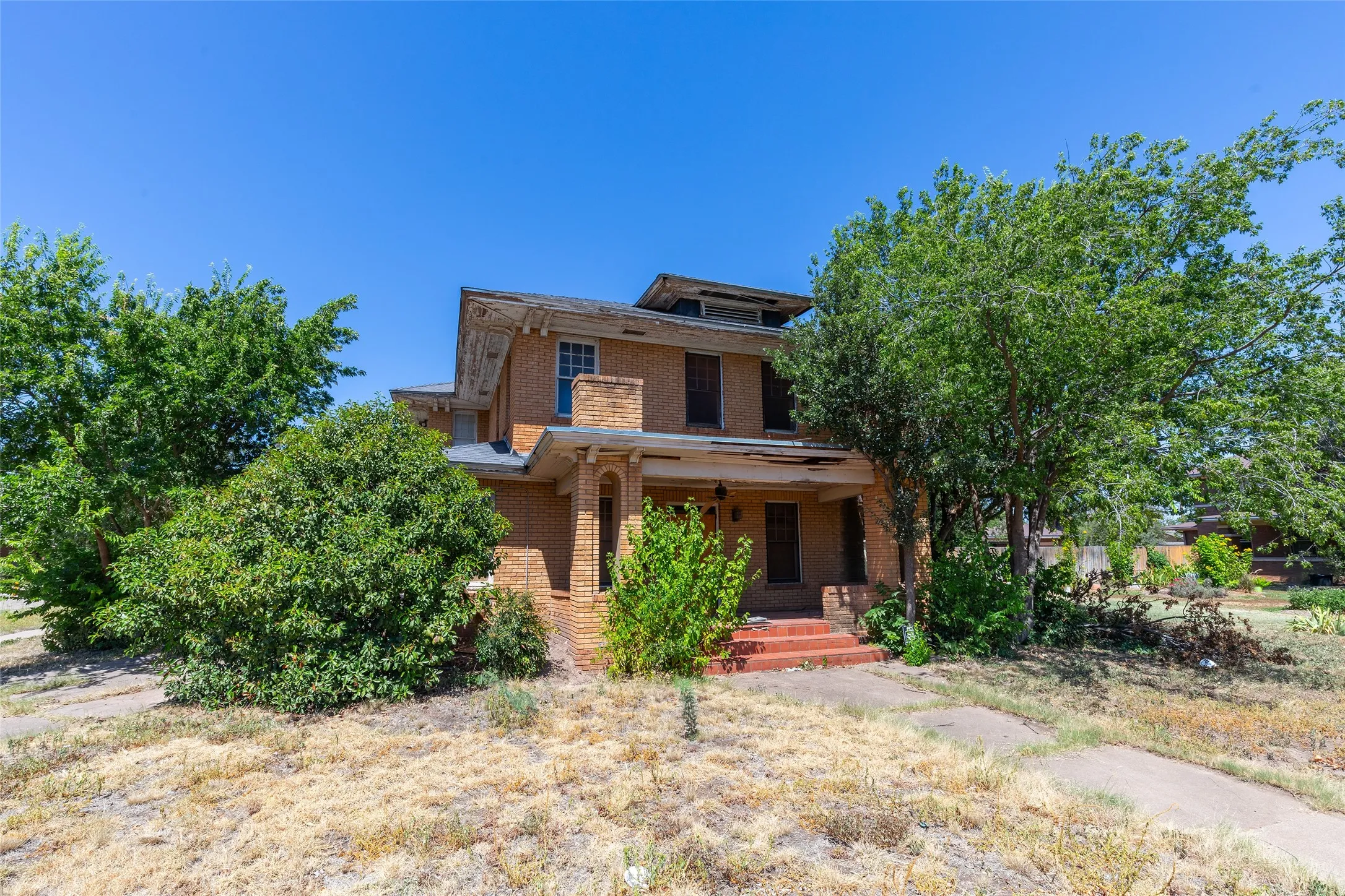 Single Family Residence For Sale in Taylor County , 750 Beech Street, Abilene, Texas 79601, 6 Bedroom, 3 Bathroom, 2 Garage spaces, 2,408 Sqft, built in 1925, mls#21362007, Real Estate Agent in Abilene, Homes For Sale in Taylor county, Homes For Sale in Abilene, Realtor in Abilene Texas, Real Estate Brokerage Independent Realty Texas, Luminita Cordes Realtor