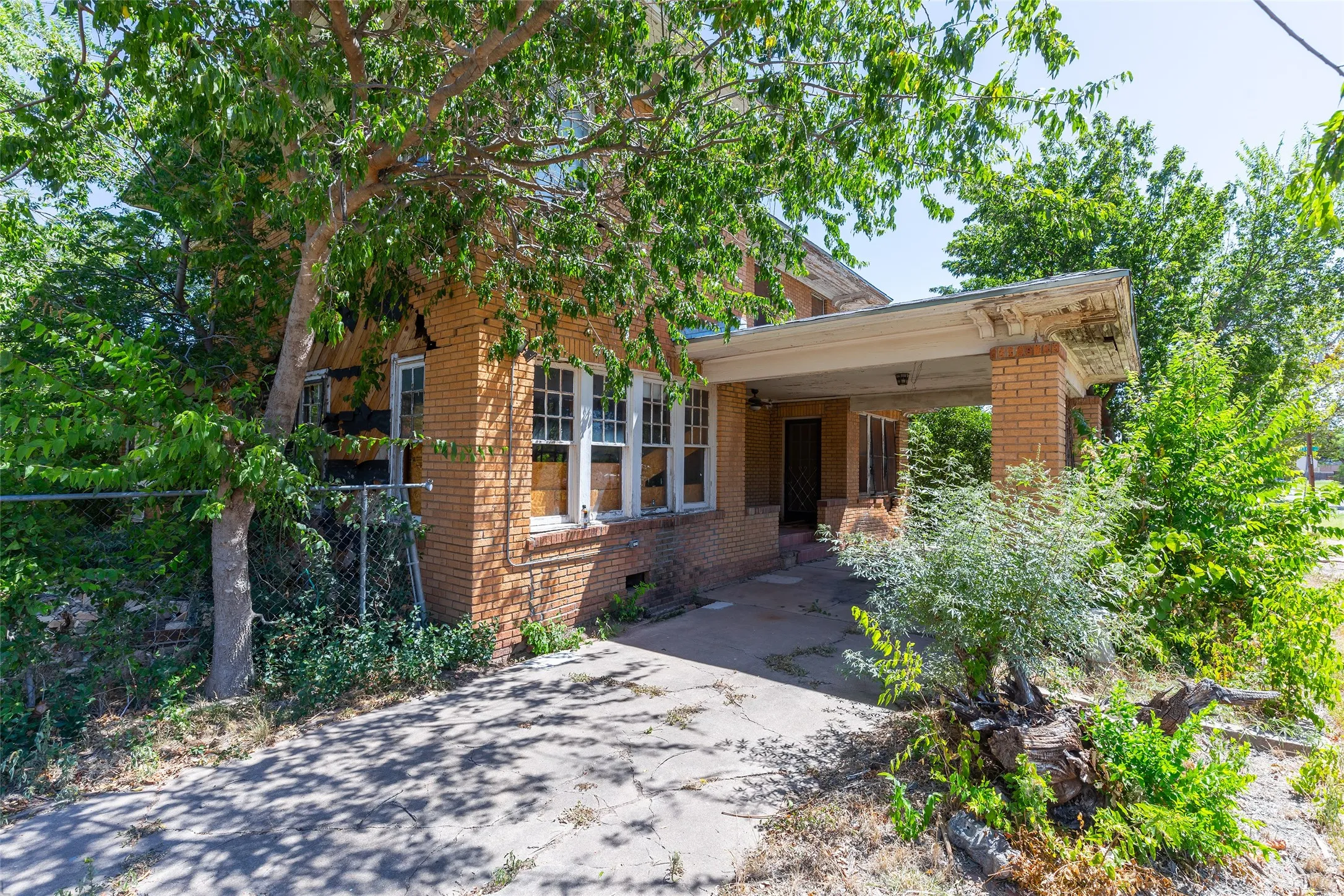 Single Family Residence For Sale in Taylor County , 750 Beech Street, Abilene, Texas 79601, 6 Bedroom, 3 Bathroom, 2 Garage spaces, 2,408 Sqft, built in 1925, mls#21362007, Real Estate Agent in Abilene, Homes For Sale in Taylor county, Homes For Sale in Abilene, Realtor in Abilene Texas, Real Estate Brokerage Independent Realty Texas, Luminita Cordes Realtor