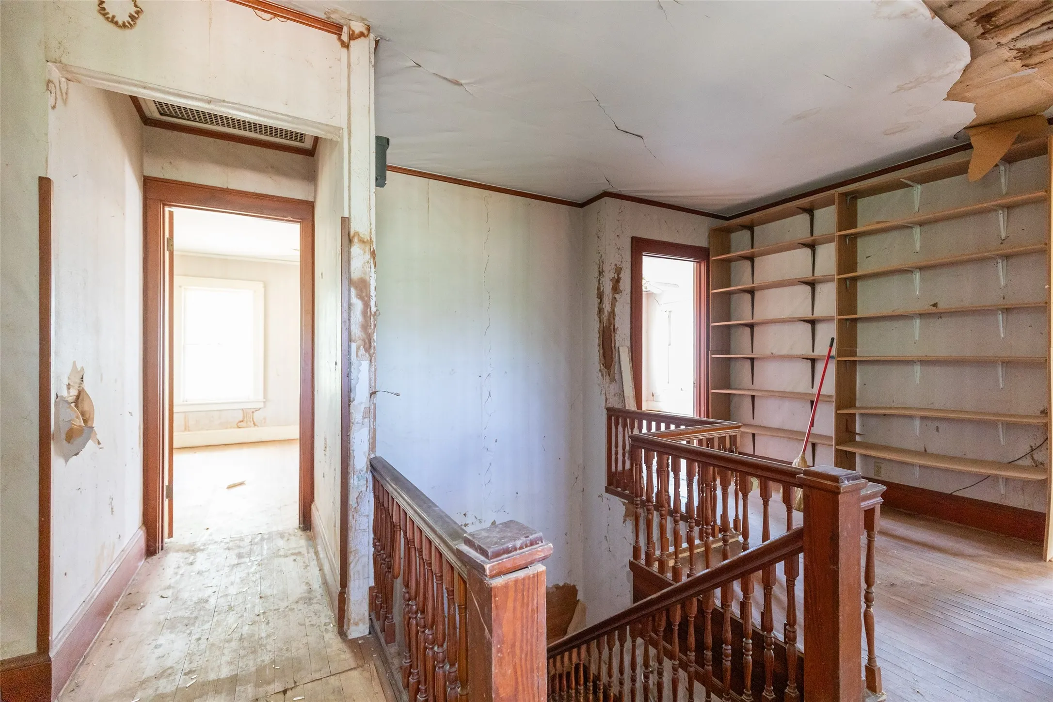 Single Family Residence For Sale in Taylor County , 750 Beech Street, Abilene, Texas 79601, 6 Bedroom, 3 Bathroom, 2 Garage spaces, 2,408 Sqft, built in 1925, mls#21362007, Real Estate Agent in Abilene, Homes For Sale in Taylor county, Homes For Sale in Abilene, Realtor in Abilene Texas, Real Estate Brokerage Independent Realty Texas, Luminita Cordes Realtor