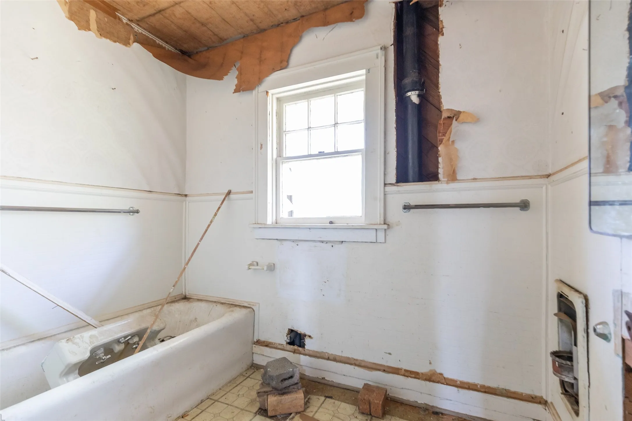 Single Family Residence For Sale in Taylor County , 750 Beech Street, Abilene, Texas 79601, 6 Bedroom, 3 Bathroom, 2 Garage spaces, 2,408 Sqft, built in 1925, mls#21362007, Real Estate Agent in Abilene, Homes For Sale in Taylor county, Homes For Sale in Abilene, Realtor in Abilene Texas, Real Estate Brokerage Independent Realty Texas, Luminita Cordes Realtor