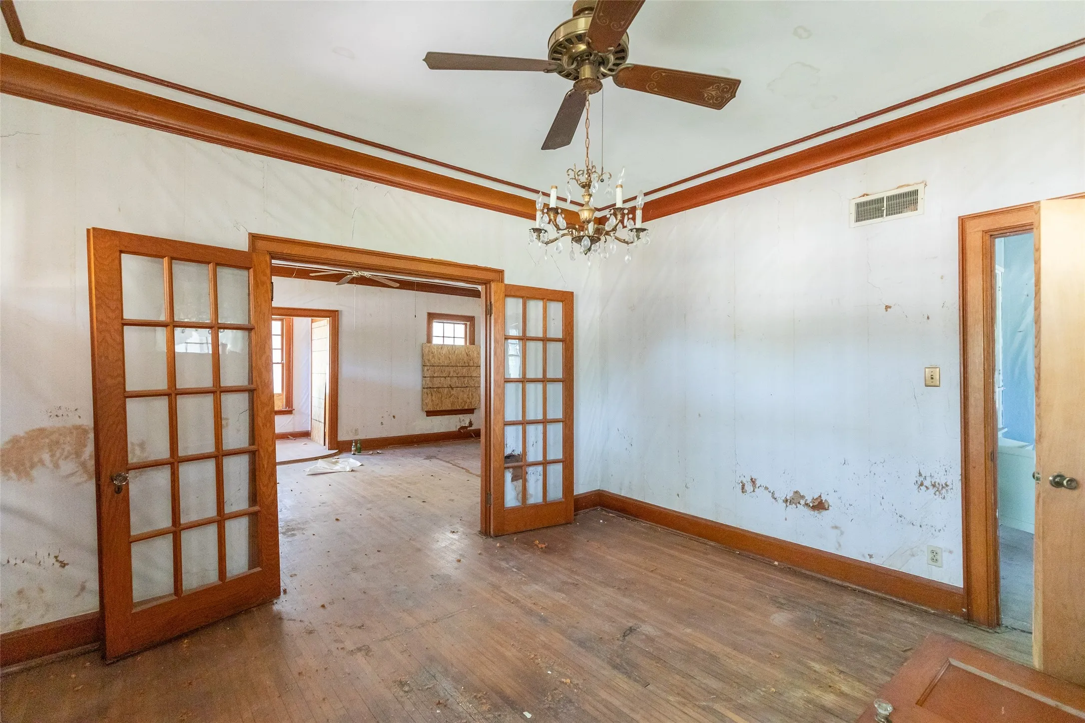 Single Family Residence For Sale in Taylor County , 750 Beech Street, Abilene, Texas 79601, 6 Bedroom, 3 Bathroom, 2 Garage spaces, 2,408 Sqft, built in 1925, mls#21362007, Real Estate Agent in Abilene, Homes For Sale in Taylor county, Homes For Sale in Abilene, Realtor in Abilene Texas, Real Estate Brokerage Independent Realty Texas, Luminita Cordes Realtor