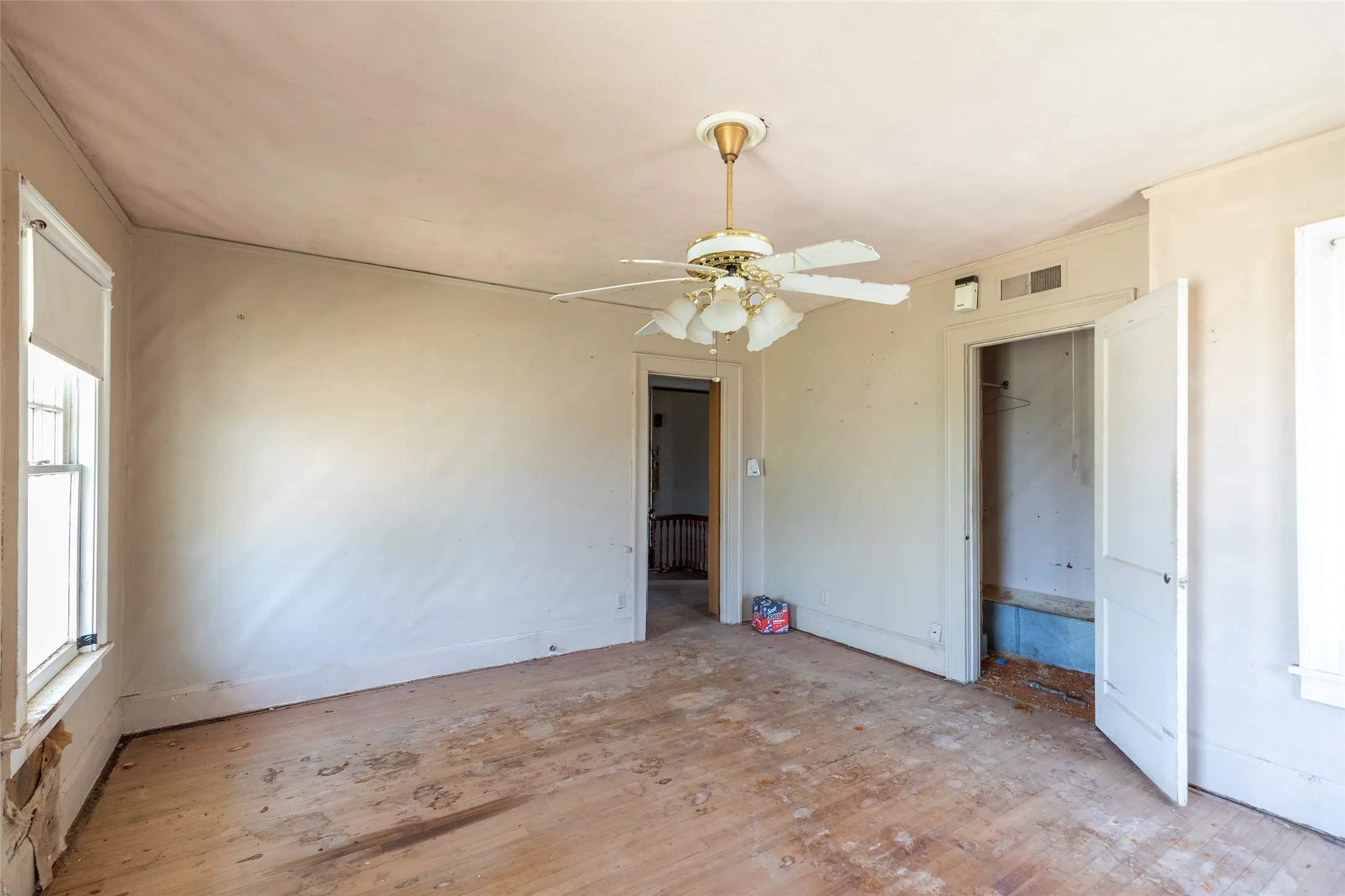 Single Family Residence For Sale in Taylor County , 750 Beech Street, Abilene, Texas 79601, 6 Bedroom, 3 Bathroom, 2 Garage spaces, 2,408 Sqft, built in 1925, mls#21362007, Real Estate Agent in Abilene, Homes For Sale in Taylor county, Homes For Sale in Abilene, Realtor in Abilene Texas, Real Estate Brokerage Independent Realty Texas, Luminita Cordes Realtor