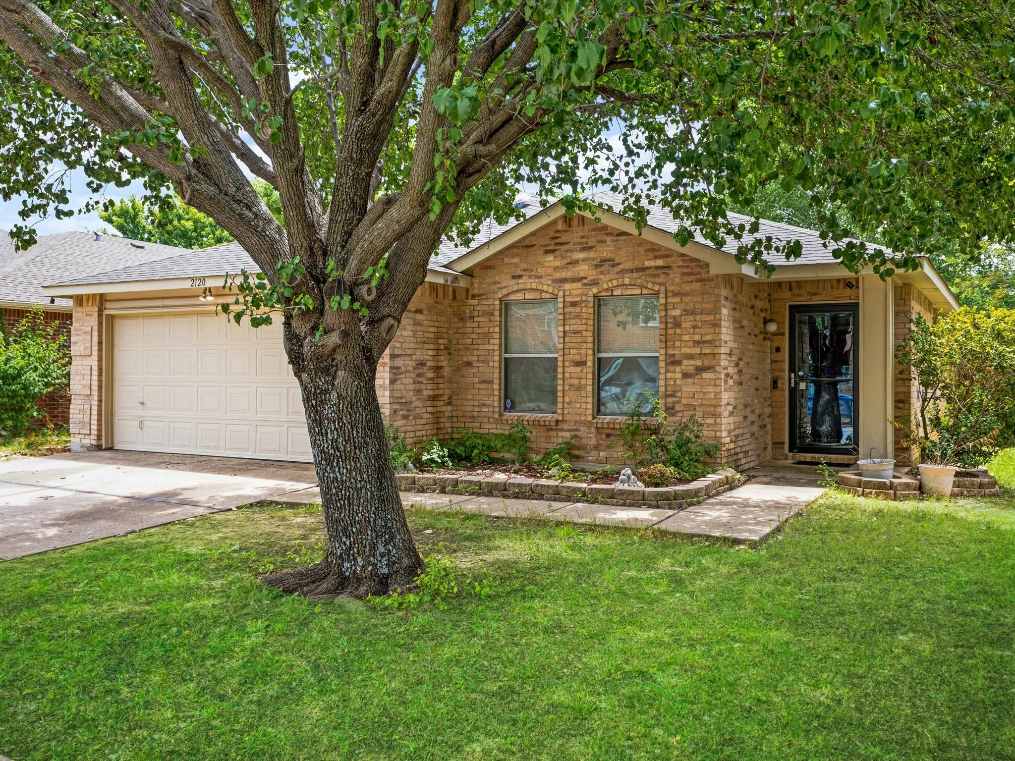 Single Family Residence For Sale in Denton County , 2120 Shawnee Trail, Fort Worth, Texas 76247, 3 Bedroom, 2 Bathroom, 2 Garage spaces, 1,701 Sqft, built in 2003, mls#21364222, Real Estate Agent in Fort Worth, Homes For Sale in Denton county, Homes For Sale in Fort Worth, Realtor in Fort Worth Texas, Real Estate Brokerage Independent Realty Texas, Luminita Cordes Realtor