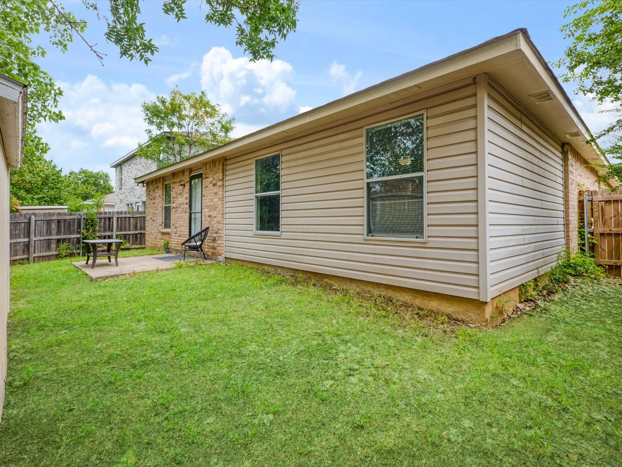 Single Family Residence For Sale in Denton County , 2120 Shawnee Trail, Fort Worth, Texas 76247, 3 Bedroom, 2 Bathroom, 2 Garage spaces, 1,701 Sqft, built in 2003, mls#21364222, Real Estate Agent in Fort Worth, Homes For Sale in Denton county, Homes For Sale in Fort Worth, Realtor in Fort Worth Texas, Real Estate Brokerage Independent Realty Texas, Luminita Cordes Realtor