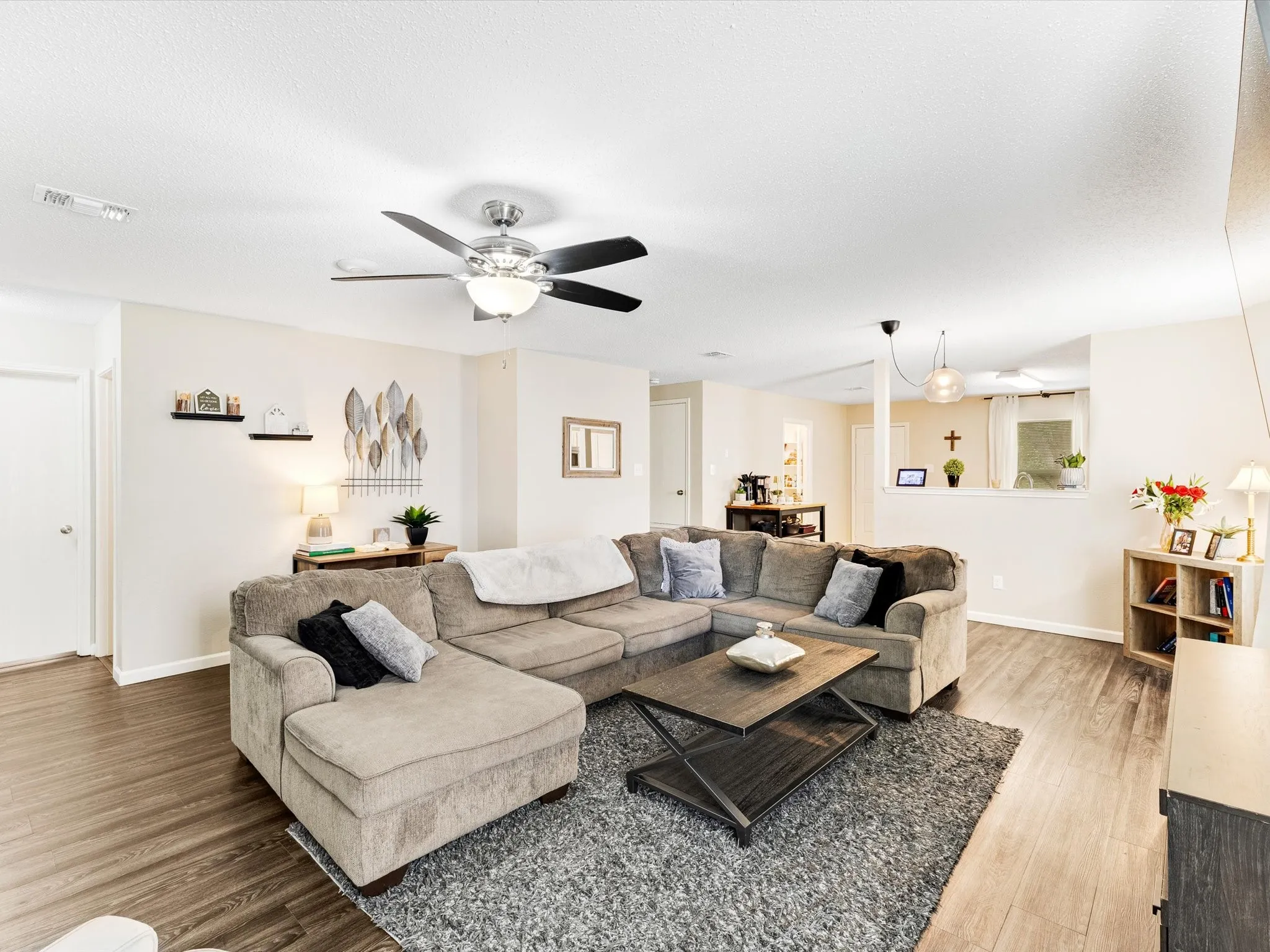 Single Family Residence For Sale in Denton County , 2120 Shawnee Trail, Fort Worth, Texas 76247, 3 Bedroom, 2 Bathroom, 2 Garage spaces, 1,701 Sqft, built in 2003, mls#21364222, Real Estate Agent in Fort Worth, Homes For Sale in Denton county, Homes For Sale in Fort Worth, Realtor in Fort Worth Texas, Real Estate Brokerage Independent Realty Texas, Luminita Cordes Realtor