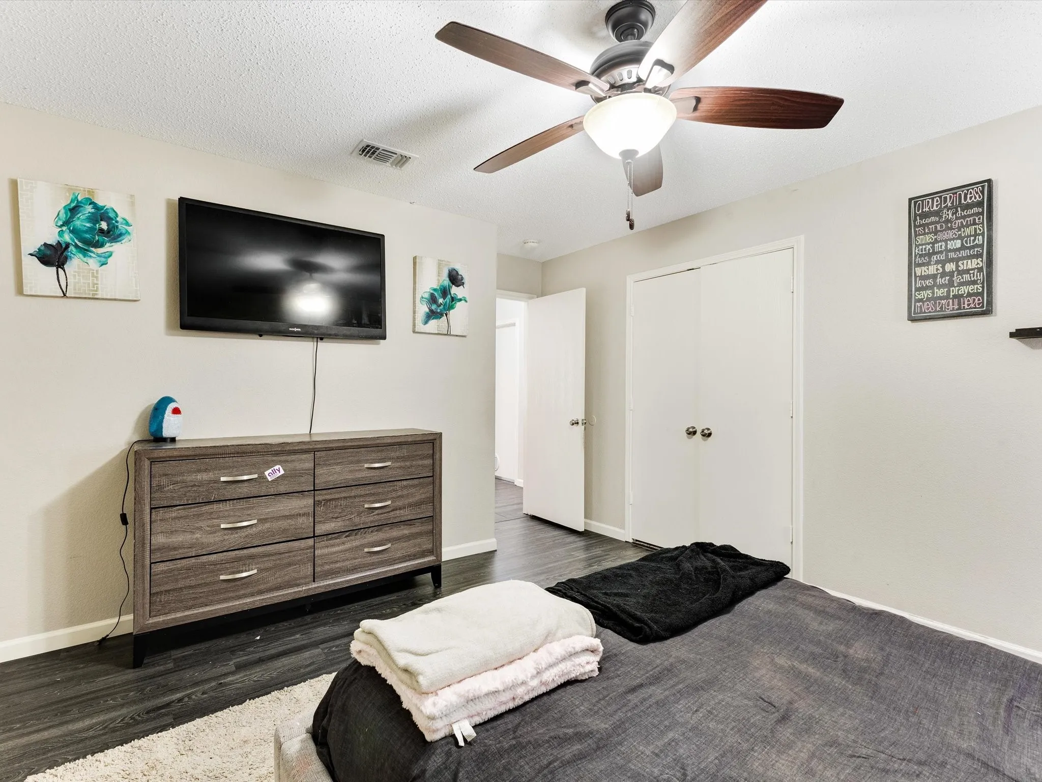Single Family Residence For Sale in Denton County , 2120 Shawnee Trail, Fort Worth, Texas 76247, 3 Bedroom, 2 Bathroom, 2 Garage spaces, 1,701 Sqft, built in 2003, mls#21364222, Real Estate Agent in Fort Worth, Homes For Sale in Denton county, Homes For Sale in Fort Worth, Realtor in Fort Worth Texas, Real Estate Brokerage Independent Realty Texas, Luminita Cordes Realtor