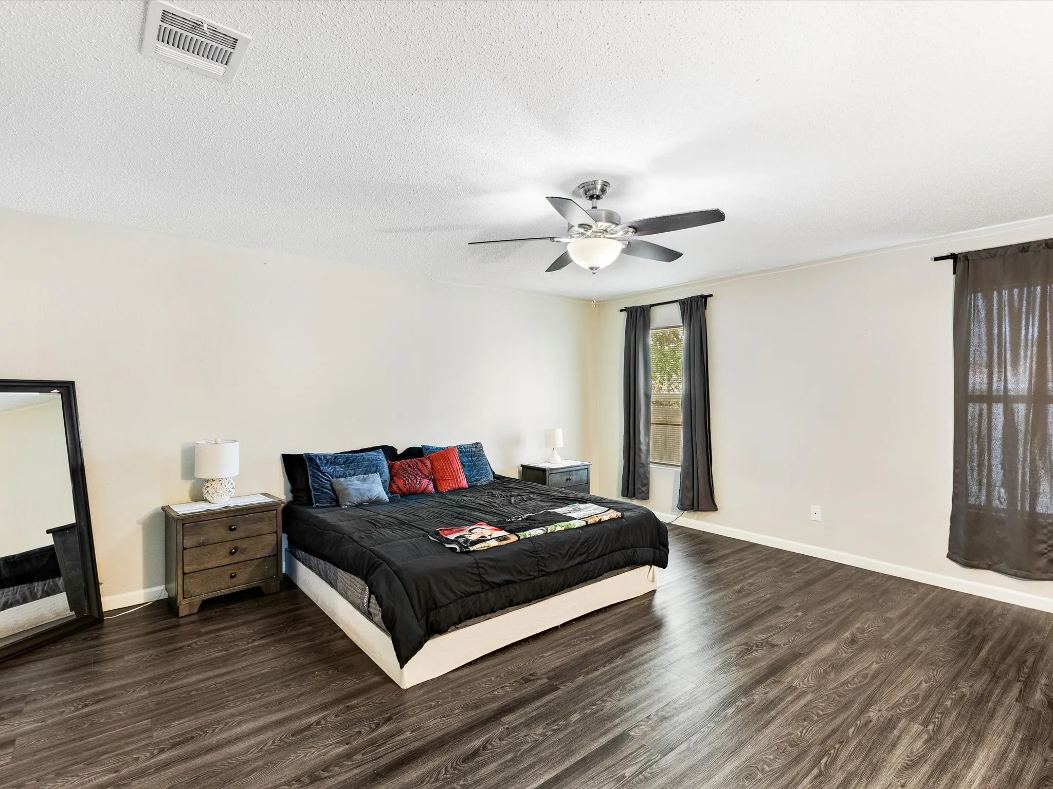 Single Family Residence For Sale in Denton County , 2120 Shawnee Trail, Fort Worth, Texas 76247, 3 Bedroom, 2 Bathroom, 2 Garage spaces, 1,701 Sqft, built in 2003, mls#21364222, Real Estate Agent in Fort Worth, Homes For Sale in Denton county, Homes For Sale in Fort Worth, Realtor in Fort Worth Texas, Real Estate Brokerage Independent Realty Texas, Luminita Cordes Realtor