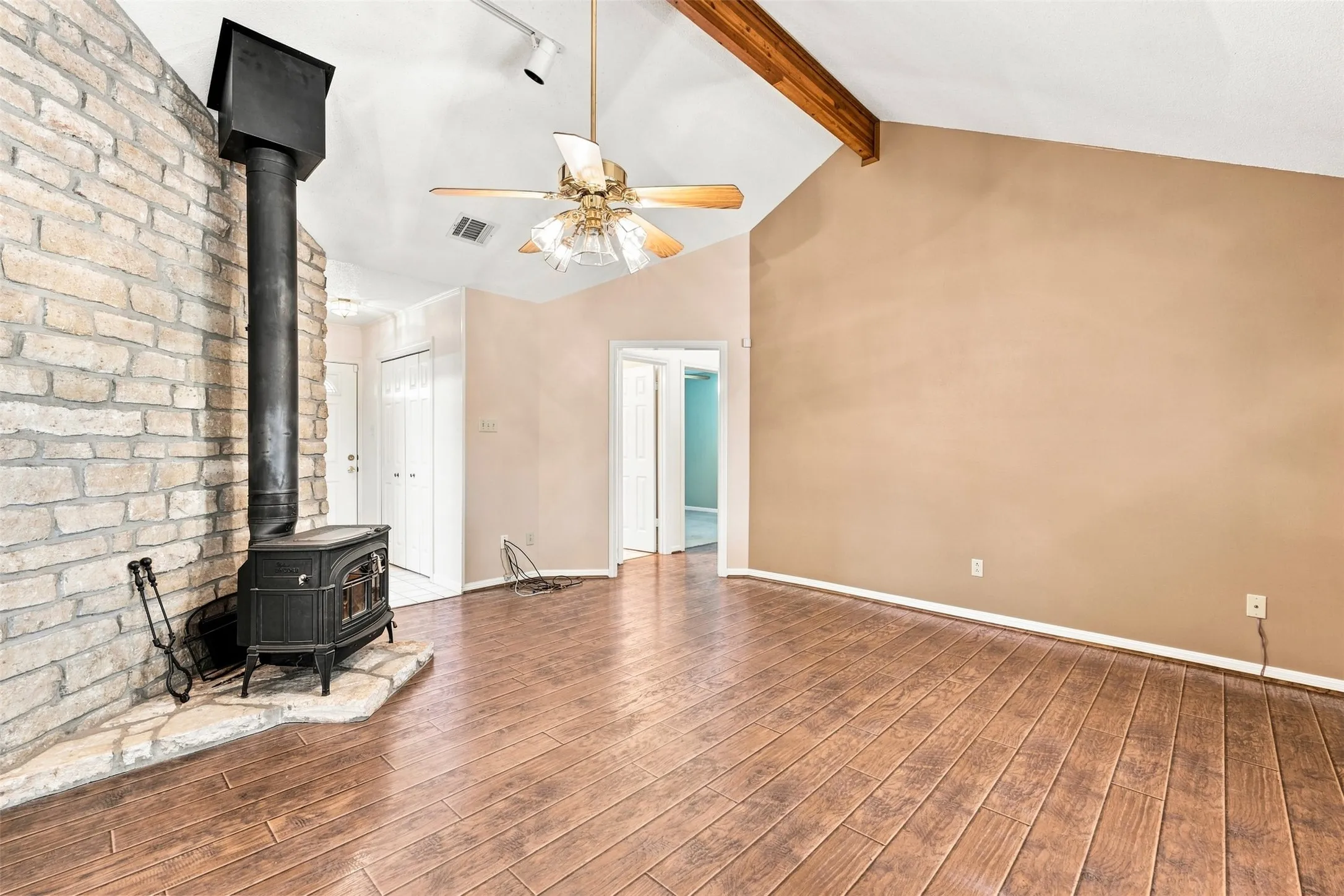 Single Family Residence For Sale in Mc Lennan County , 342 Oak Drive, Waco, Texas 76705, 3 Bedroom, 2 Bathroom, 2 Garage spaces, 1,492 Sqft, built in 1991, mls#21361966, Real Estate Agent in Waco, Homes For Sale in Mc Lennan county, Homes For Sale in Waco, Realtor in Waco Texas, Real Estate Brokerage Independent Realty Texas, Luminita Cordes Realtor