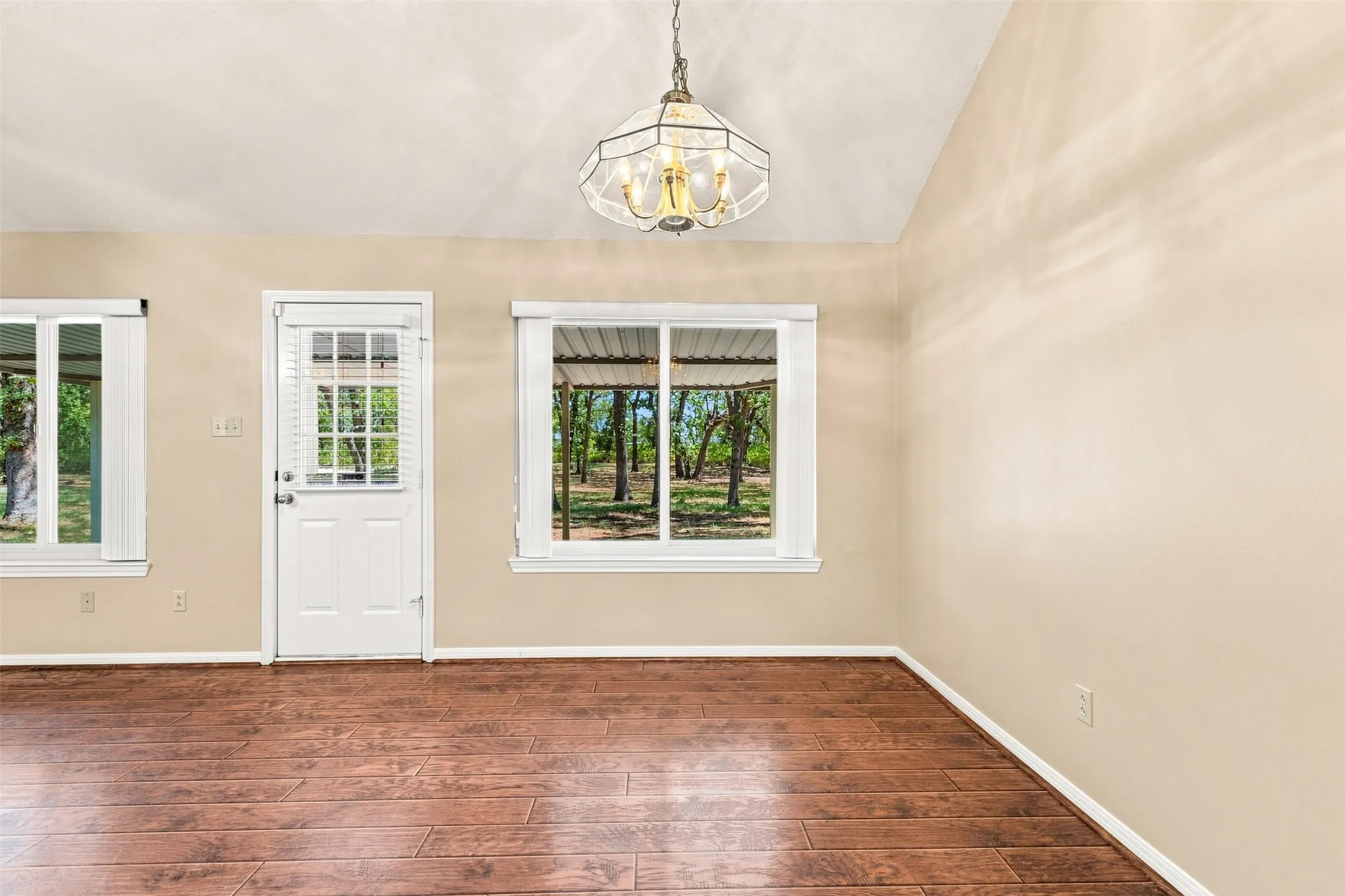 Single Family Residence For Sale in Mc Lennan County , 342 Oak Drive, Waco, Texas 76705, 3 Bedroom, 2 Bathroom, 2 Garage spaces, 1,492 Sqft, built in 1991, mls#21361966, Real Estate Agent in Waco, Homes For Sale in Mc Lennan county, Homes For Sale in Waco, Realtor in Waco Texas, Real Estate Brokerage Independent Realty Texas, Luminita Cordes Realtor