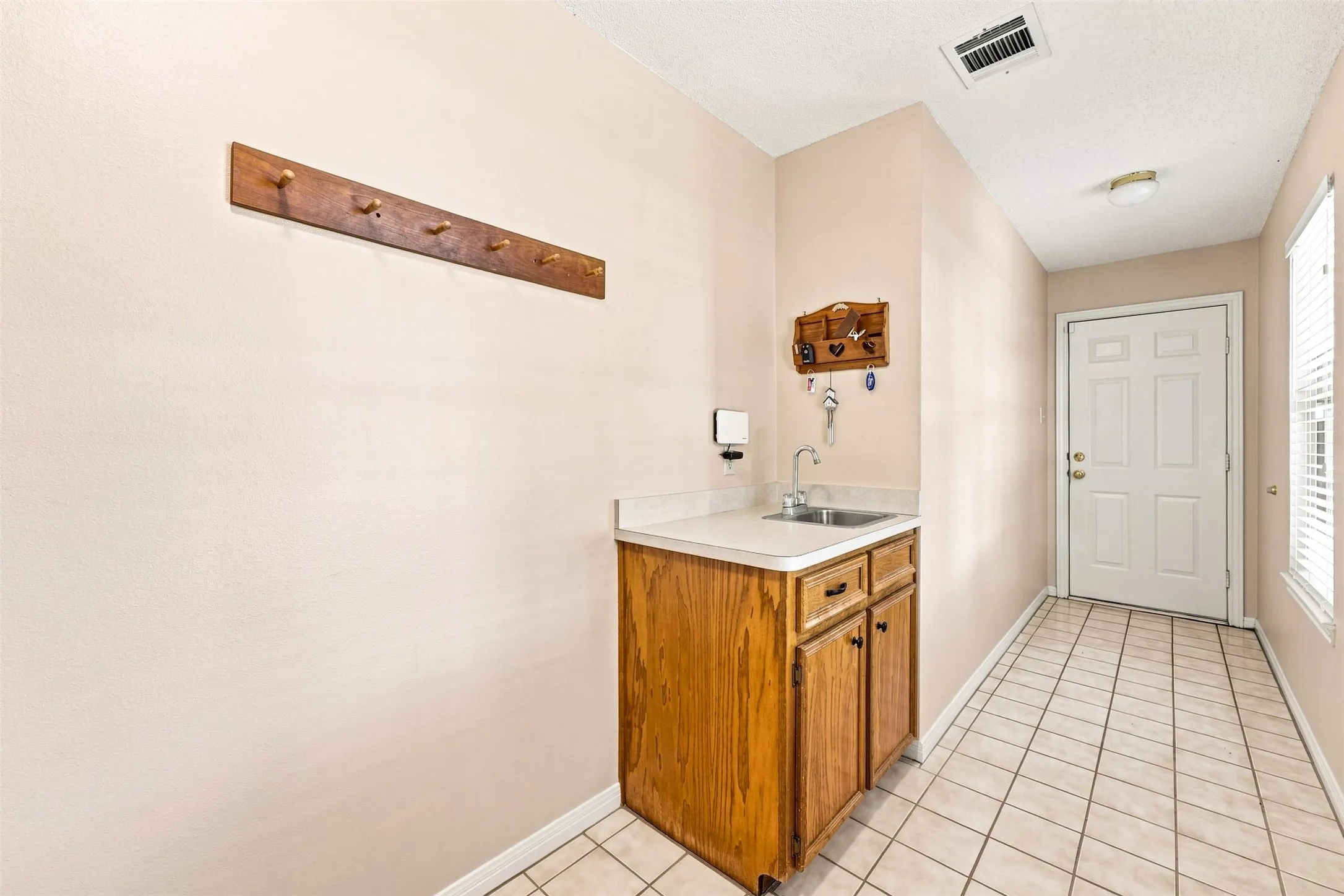 Single Family Residence For Sale in Mc Lennan County , 342 Oak Drive, Waco, Texas 76705, 3 Bedroom, 2 Bathroom, 2 Garage spaces, 1,492 Sqft, built in 1991, mls#21361966, Real Estate Agent in Waco, Homes For Sale in Mc Lennan county, Homes For Sale in Waco, Realtor in Waco Texas, Real Estate Brokerage Independent Realty Texas, Luminita Cordes Realtor