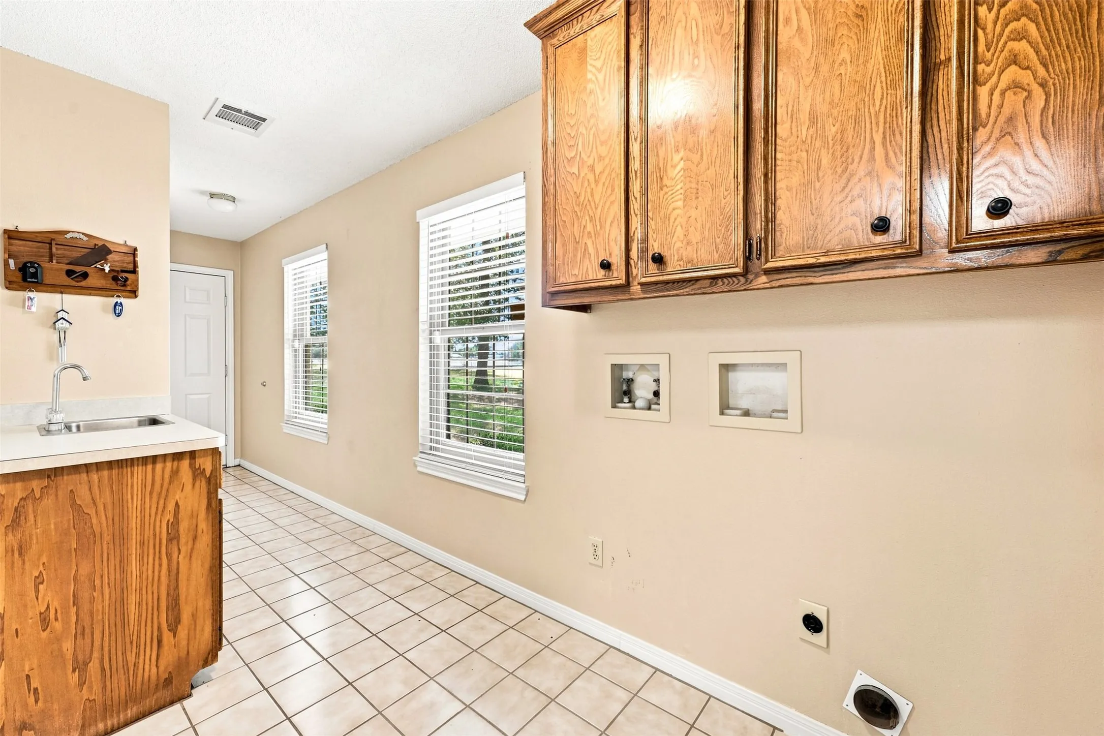 Single Family Residence For Sale in Mc Lennan County , 342 Oak Drive, Waco, Texas 76705, 3 Bedroom, 2 Bathroom, 2 Garage spaces, 1,492 Sqft, built in 1991, mls#21361966, Real Estate Agent in Waco, Homes For Sale in Mc Lennan county, Homes For Sale in Waco, Realtor in Waco Texas, Real Estate Brokerage Independent Realty Texas, Luminita Cordes Realtor