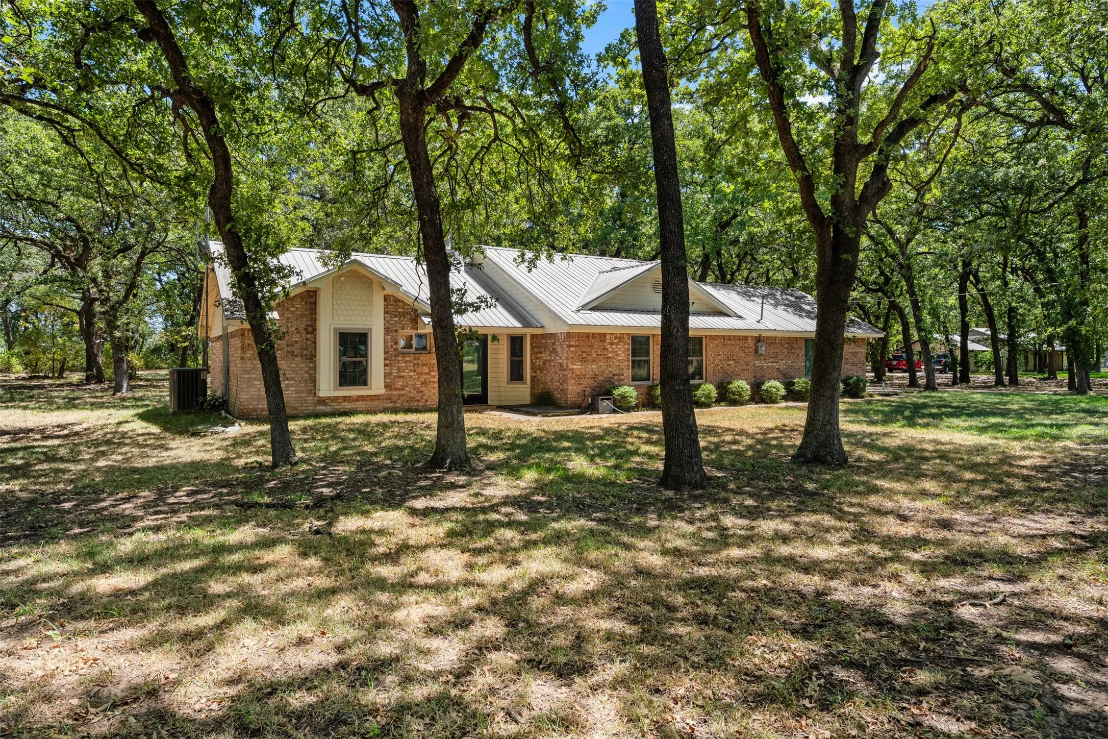Single Family Residence For Sale in Mc Lennan County , 342 Oak Drive, Waco, Texas 76705, 3 Bedroom, 2 Bathroom, 2 Garage spaces, 1,492 Sqft, built in 1991, mls#21361966, Real Estate Agent in Waco, Homes For Sale in Mc Lennan county, Homes For Sale in Waco, Realtor in Waco Texas, Real Estate Brokerage Independent Realty Texas, Luminita Cordes Realtor