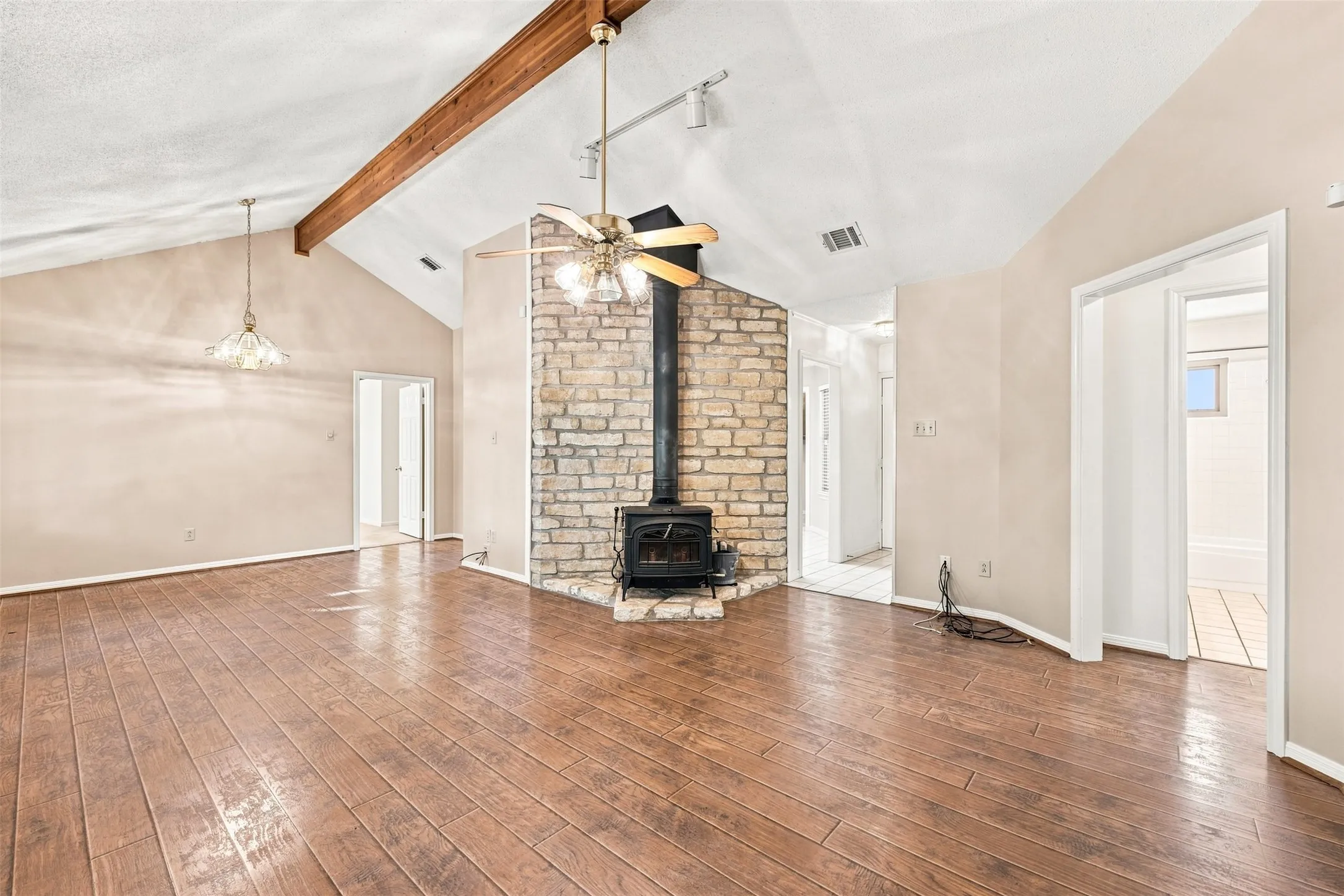 Single Family Residence For Sale in Mc Lennan County , 342 Oak Drive, Waco, Texas 76705, 3 Bedroom, 2 Bathroom, 2 Garage spaces, 1,492 Sqft, built in 1991, mls#21361966, Real Estate Agent in Waco, Homes For Sale in Mc Lennan county, Homes For Sale in Waco, Realtor in Waco Texas, Real Estate Brokerage Independent Realty Texas, Luminita Cordes Realtor