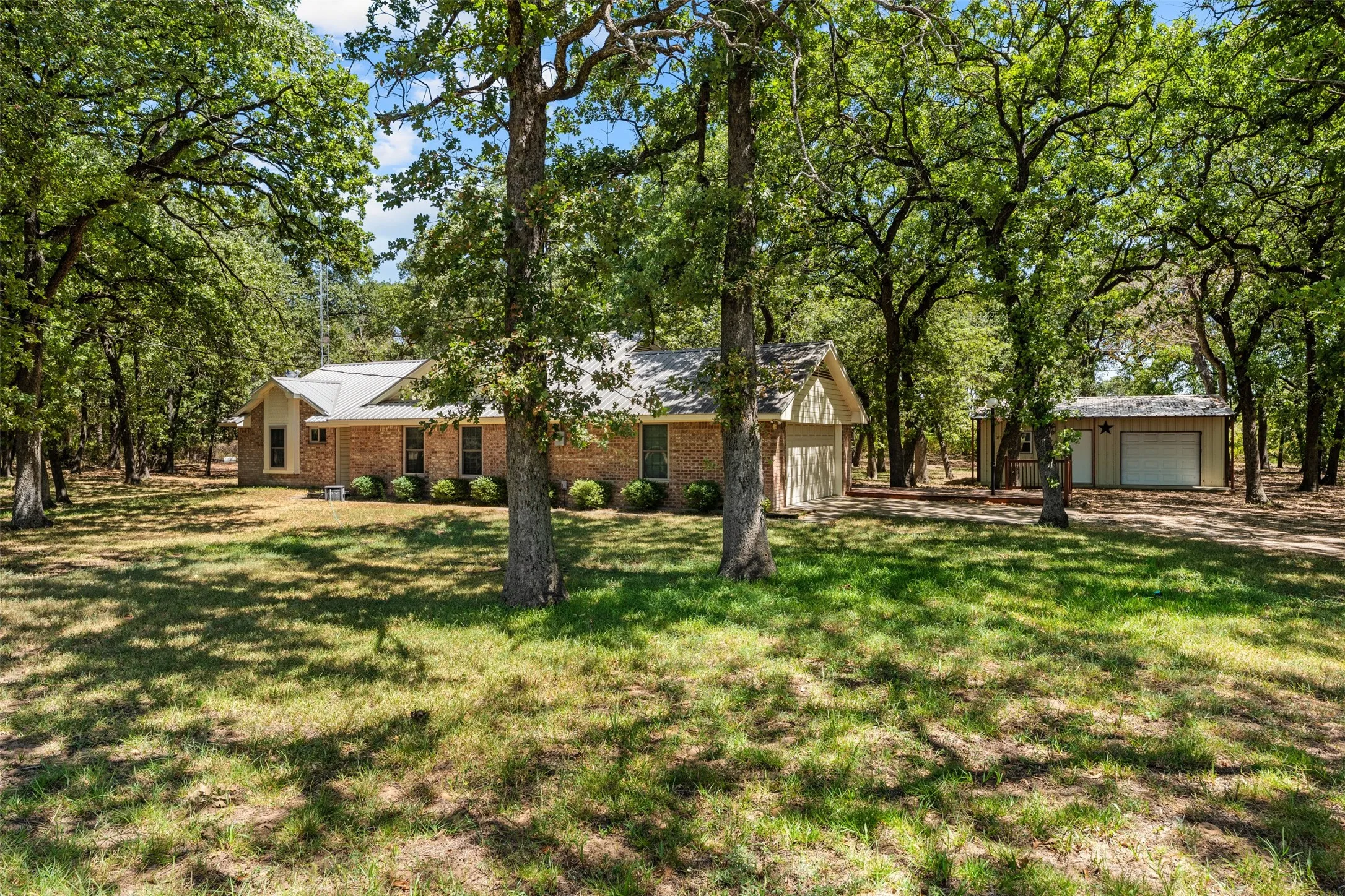 Single Family Residence For Sale in Mc Lennan County , 342 Oak Drive, Waco, Texas 76705, 3 Bedroom, 2 Bathroom, 2 Garage spaces, 1,492 Sqft, built in 1991, mls#21361966, Real Estate Agent in Waco, Homes For Sale in Mc Lennan county, Homes For Sale in Waco, Realtor in Waco Texas, Real Estate Brokerage Independent Realty Texas, Luminita Cordes Realtor