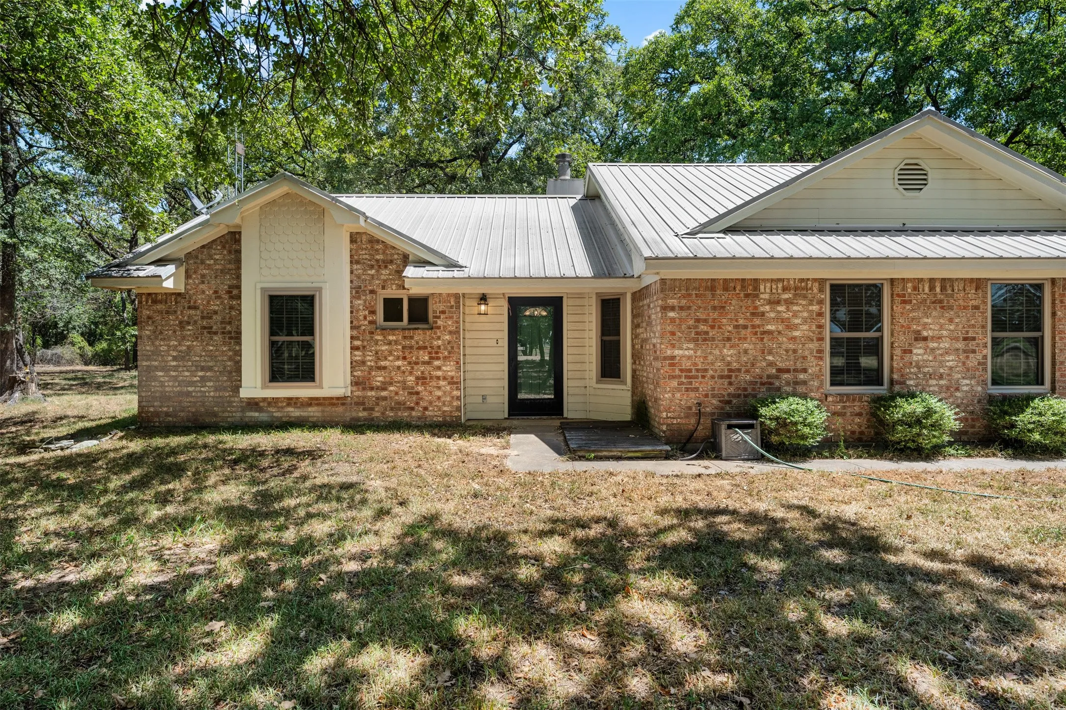 Single Family Residence For Sale in Mc Lennan County , 342 Oak Drive, Waco, Texas 76705, 3 Bedroom, 2 Bathroom, 2 Garage spaces, 1,492 Sqft, built in 1991, mls#21361966, Real Estate Agent in Waco, Homes For Sale in Mc Lennan county, Homes For Sale in Waco, Realtor in Waco Texas, Real Estate Brokerage Independent Realty Texas, Luminita Cordes Realtor
