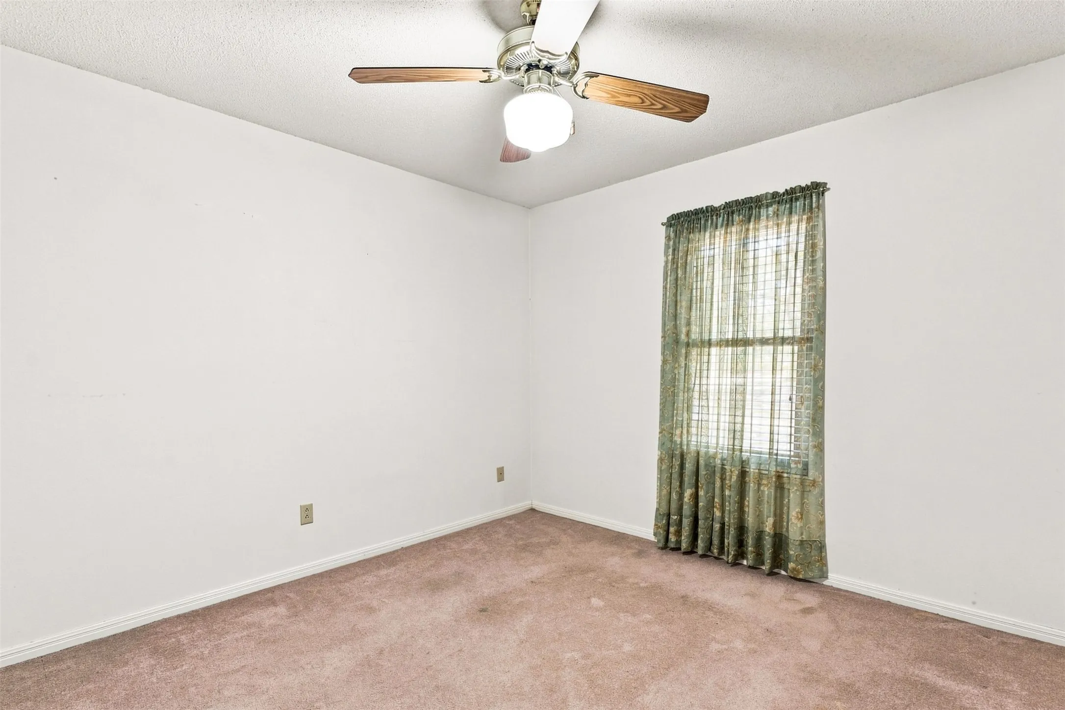 Single Family Residence For Sale in Mc Lennan County , 342 Oak Drive, Waco, Texas 76705, 3 Bedroom, 2 Bathroom, 2 Garage spaces, 1,492 Sqft, built in 1991, mls#21361966, Real Estate Agent in Waco, Homes For Sale in Mc Lennan county, Homes For Sale in Waco, Realtor in Waco Texas, Real Estate Brokerage Independent Realty Texas, Luminita Cordes Realtor