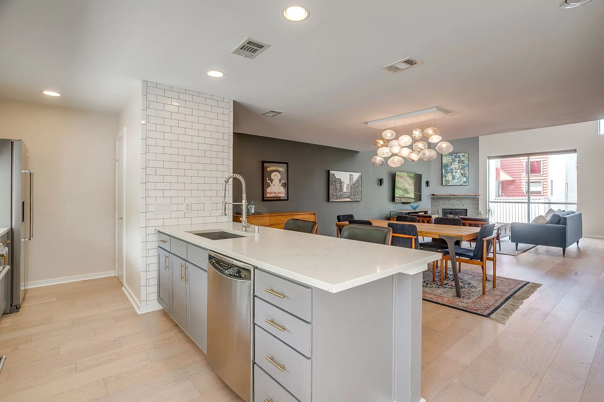 Townhouse For Sale in Dallas County , 1429 Caddo Street F, Dallas, Texas 75204, 2 Bedroom, 2 Bathroom, 2 Garage spaces, 1,974 Sqft, built in 2004, mls#21363988, Real Estate Agent in Dallas, Homes For Sale in Dallas county, Homes For Sale in Dallas, Realtor in Dallas Texas, Real Estate Brokerage Independent Realty Texas, Luminita Cordes Realtor