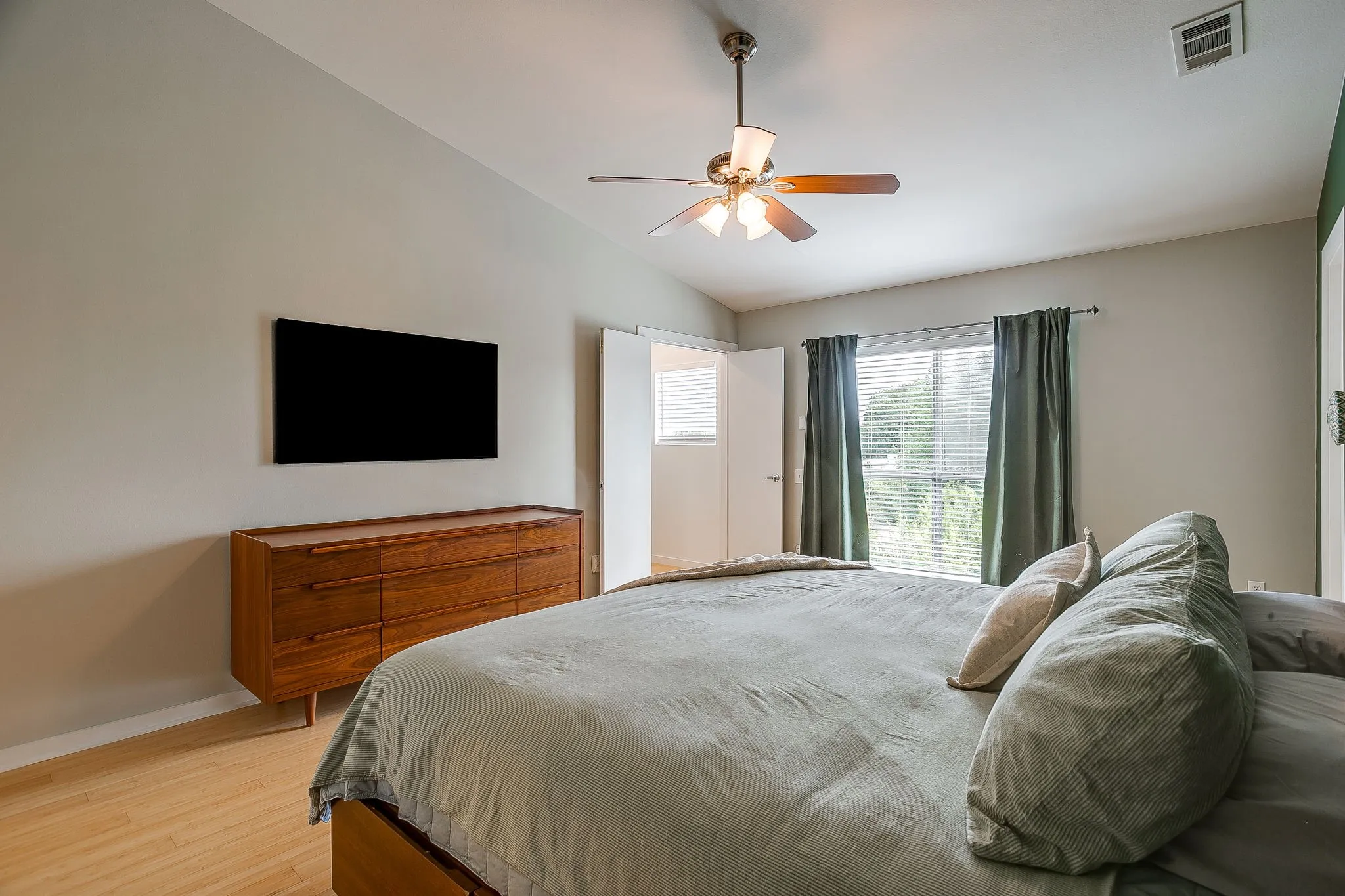 Townhouse For Sale in Dallas County , 1429 Caddo Street F, Dallas, Texas 75204, 2 Bedroom, 2 Bathroom, 2 Garage spaces, 1,974 Sqft, built in 2004, mls#21363988, Real Estate Agent in Dallas, Homes For Sale in Dallas county, Homes For Sale in Dallas, Realtor in Dallas Texas, Real Estate Brokerage Independent Realty Texas, Luminita Cordes Realtor