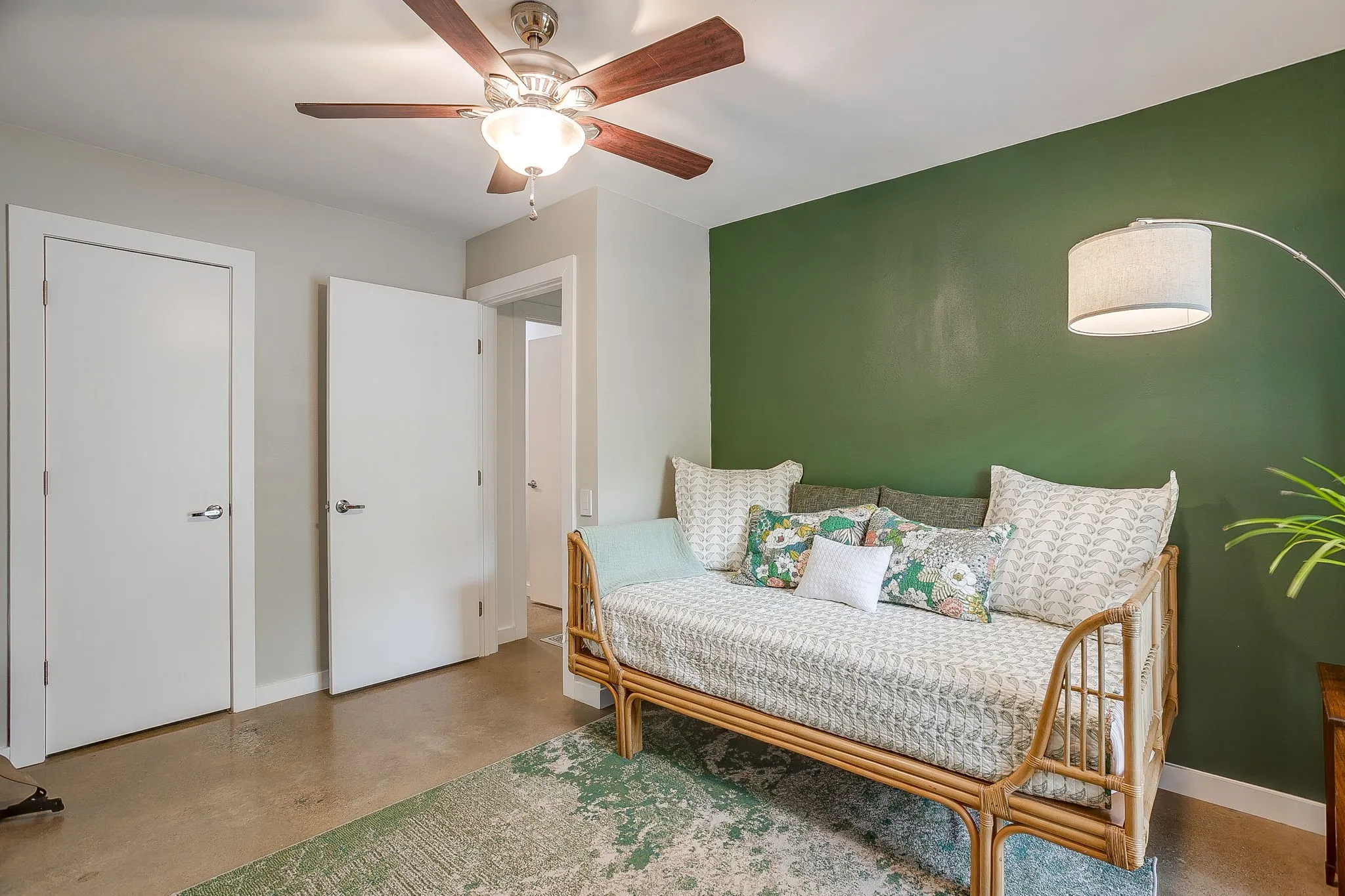 Townhouse For Sale in Dallas County , 1429 Caddo Street F, Dallas, Texas 75204, 2 Bedroom, 2 Bathroom, 2 Garage spaces, 1,974 Sqft, built in 2004, mls#21363988, Real Estate Agent in Dallas, Homes For Sale in Dallas county, Homes For Sale in Dallas, Realtor in Dallas Texas, Real Estate Brokerage Independent Realty Texas, Luminita Cordes Realtor