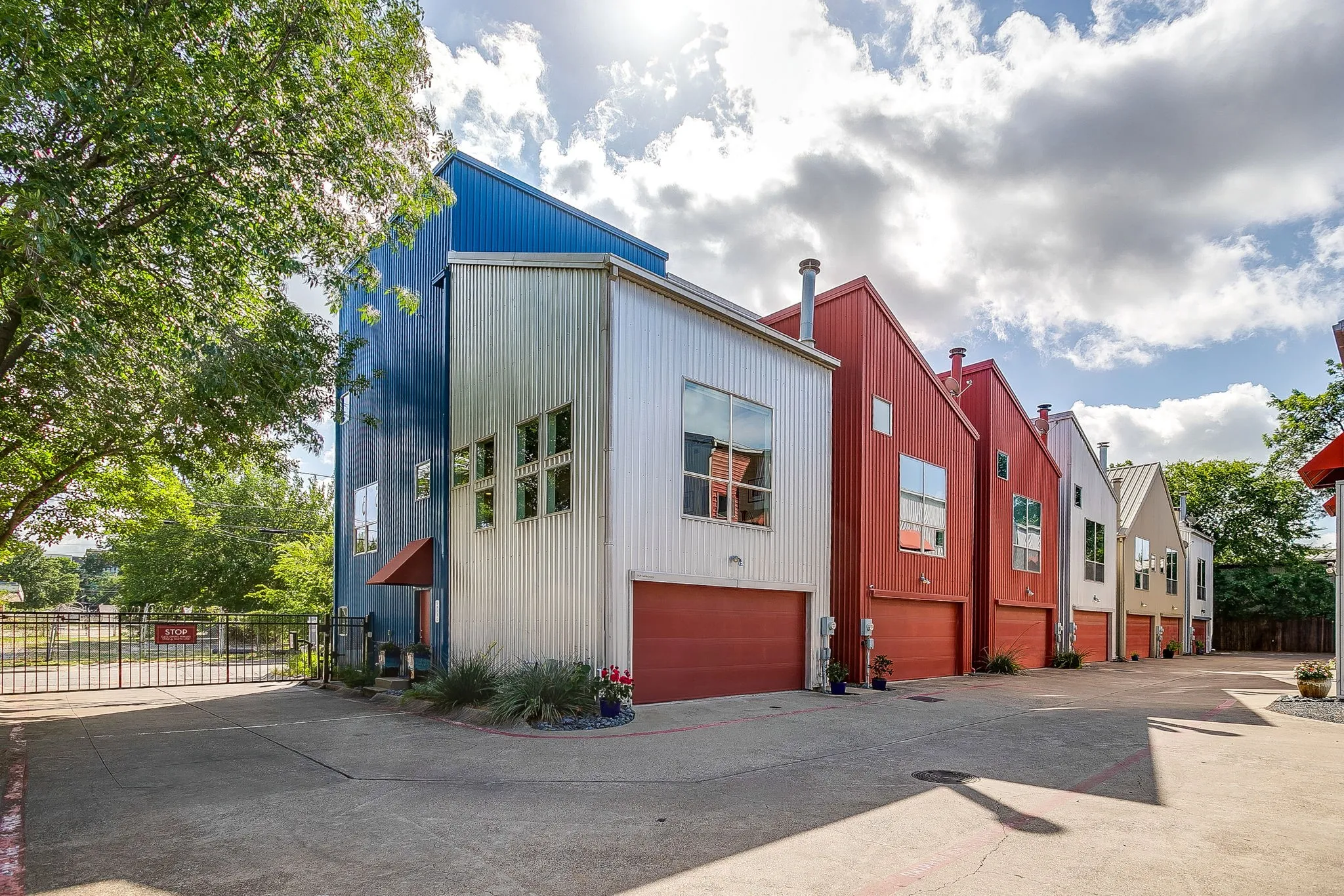 Townhouse For Sale in Dallas County , 1429 Caddo Street F, Dallas, Texas 75204, 2 Bedroom, 2 Bathroom, 2 Garage spaces, 1,974 Sqft, built in 2004, mls#21363988, Real Estate Agent in Dallas, Homes For Sale in Dallas county, Homes For Sale in Dallas, Realtor in Dallas Texas, Real Estate Brokerage Independent Realty Texas, Luminita Cordes Realtor